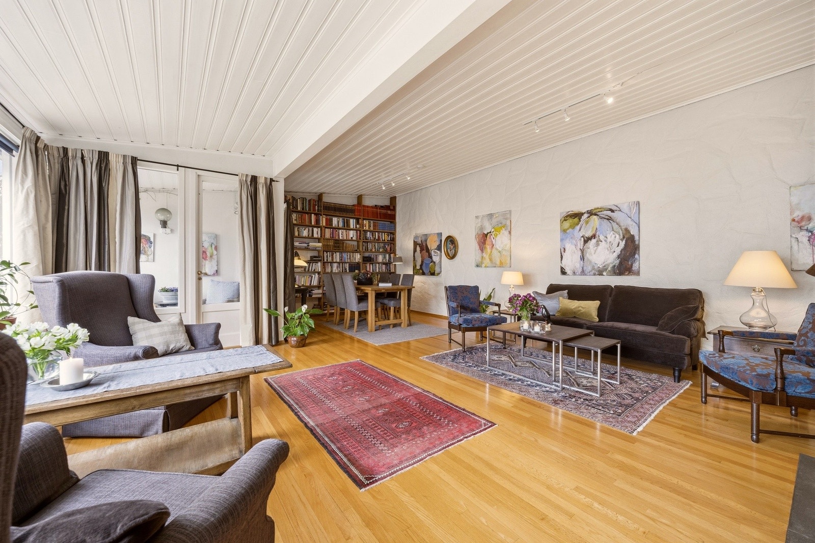 Stuen har god utforming med naturlig plass til en spisegruppe, sofa og TV med tilhørende møblement. Galleribilde