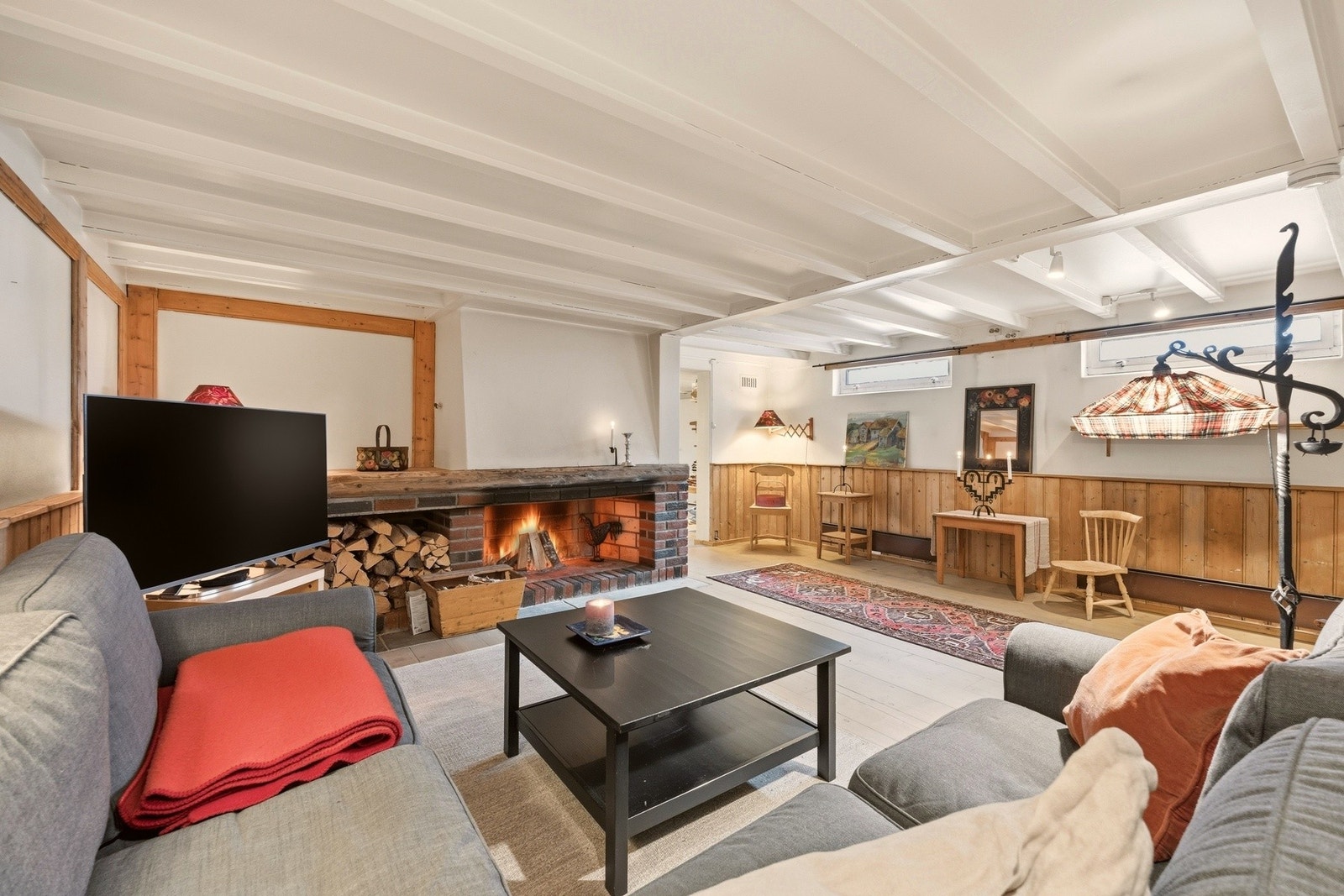 Romslig kjellerstue med flere bruksmuligheter. Galleribilde