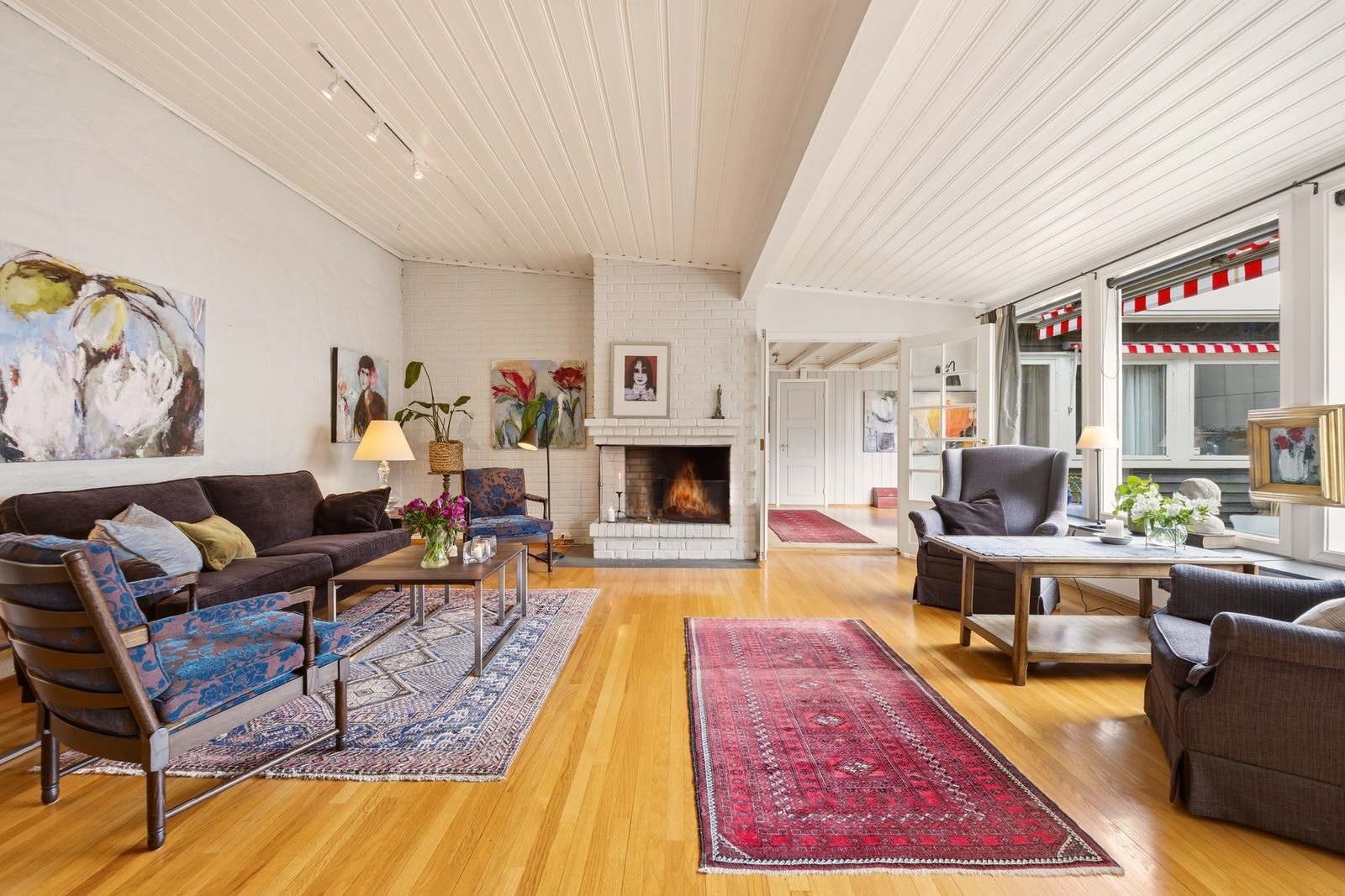 Lys og romslig stue med store vindusflater som slipper inn naturlig lys. Galleribilde