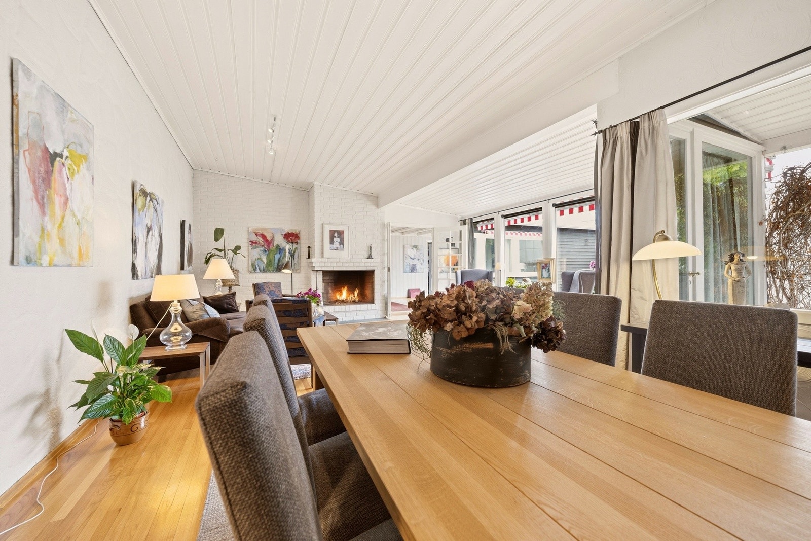 Det er god plass til et romslig spisebord hvor hele familien kan samles. Galleribilde