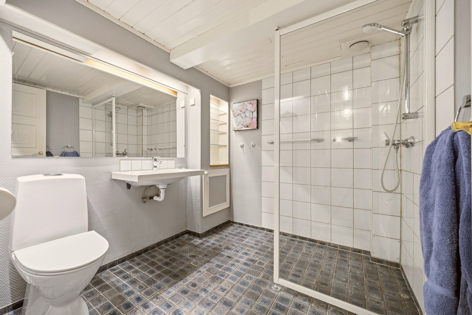 Flislagt bad i kjelleren med varmekabler i gulv. Galleribilde
