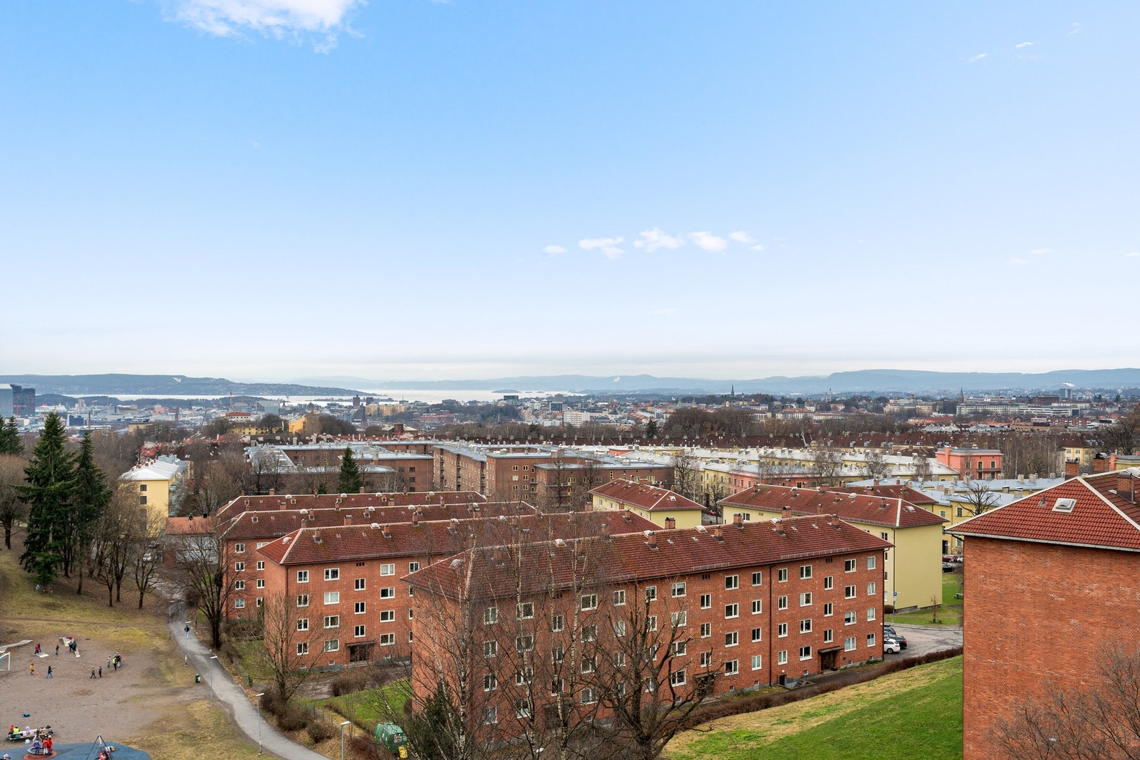 Spektakulær utsikt over Torshovdalen, Oslo by og Oslofjorden Galleribilde