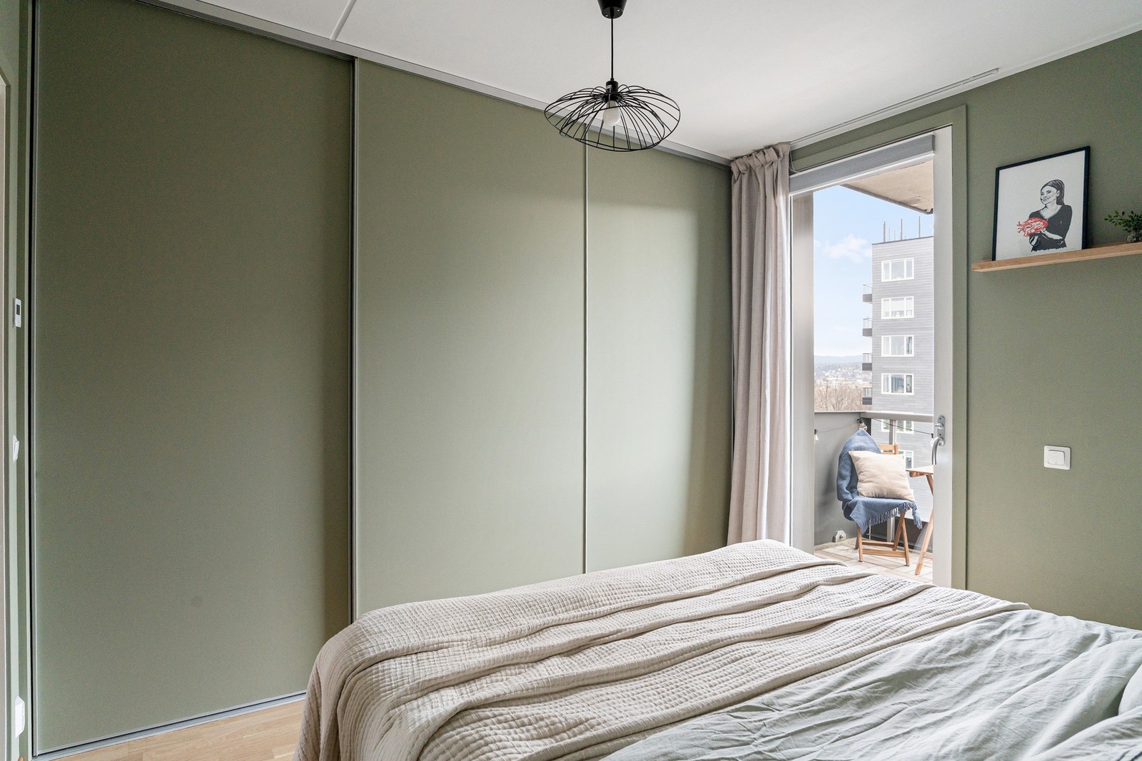 Soverom av god størrelse med plass til dobbeltseng og nattbord på begge sider, samt garderobeinnredning etter behov Galleribilde