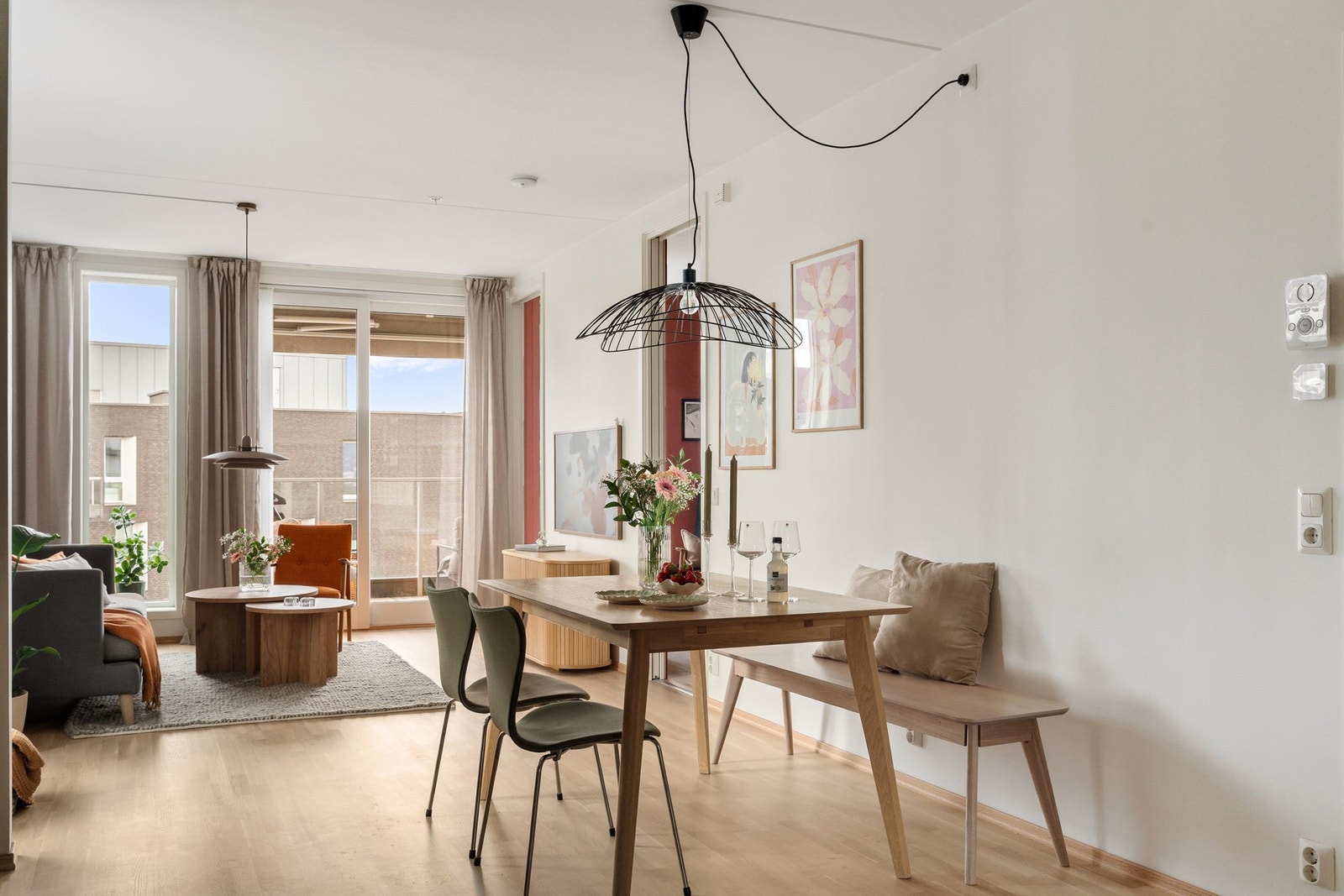 Stue med god plass til en stor sofagruppe med behagelig avstand til TV, samt et romslig spisebord Galleribilde