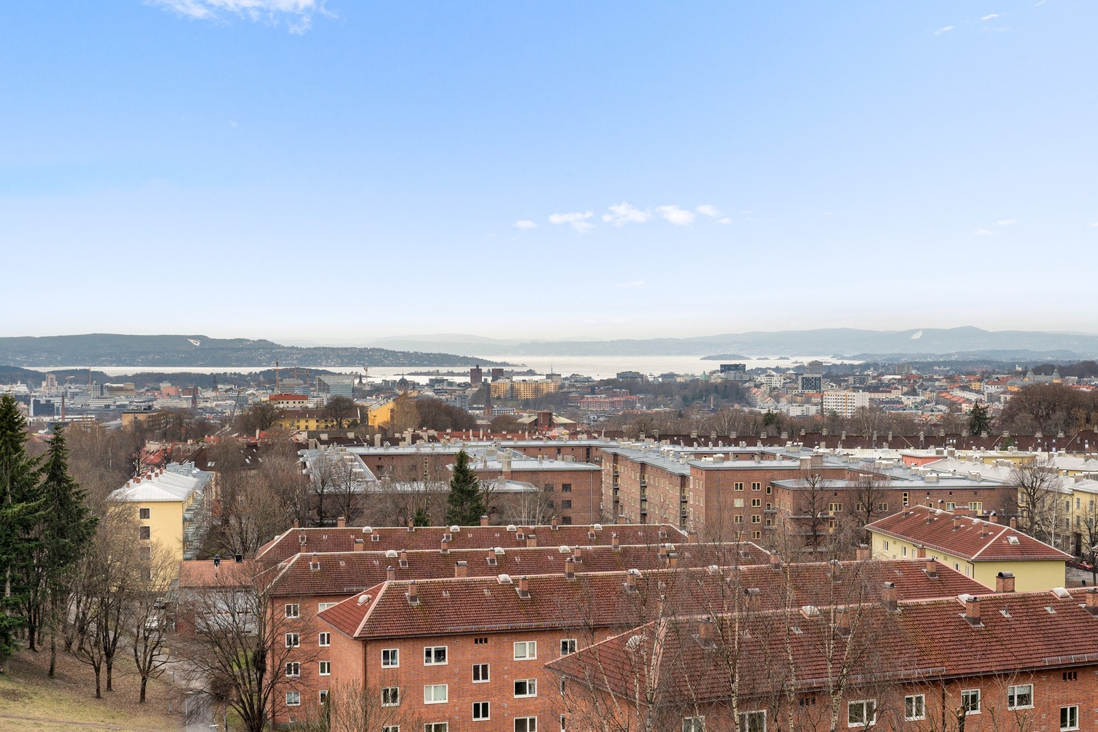 Spektakulær utsikt over Torshovdalen, Oslo by og Oslofjorden Galleribilde