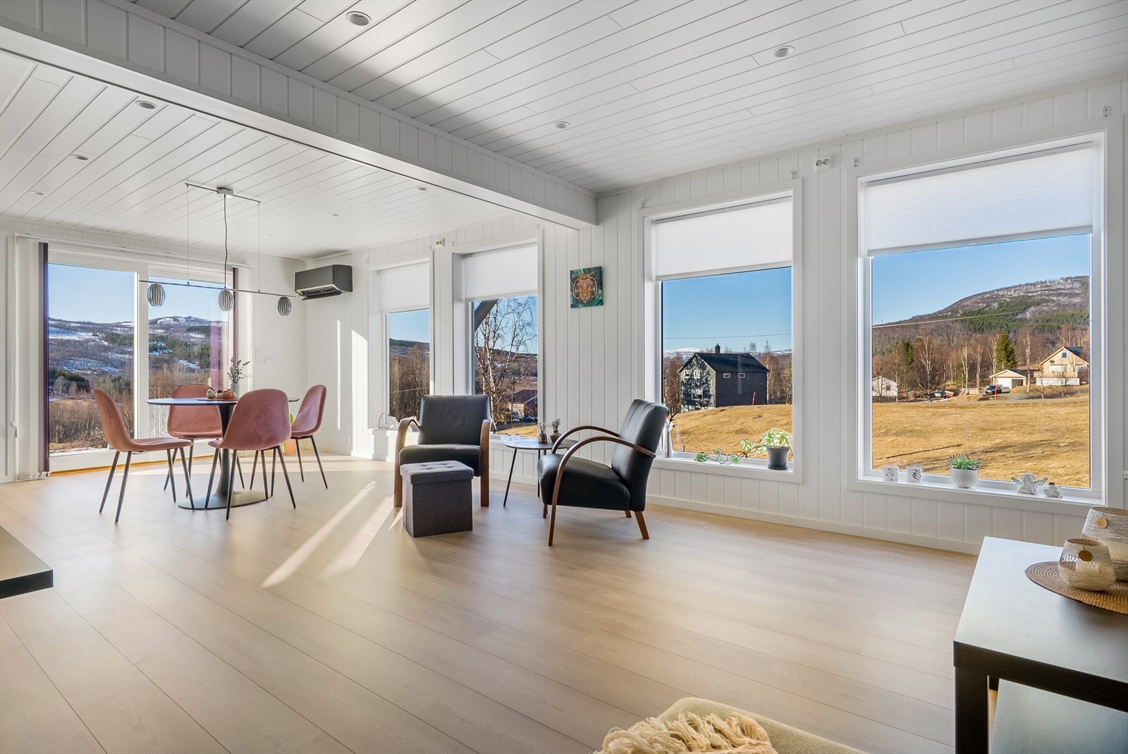 Aktiv Finnsnes presenterer Rabbåsveien 150! Stor og vedlikeholdt familiebolig med fin beliggenhet i Rabbåsen - fem soverom, vaskerom og integrert garasje. Foto: Steffen Fossbakk. Galleribilde