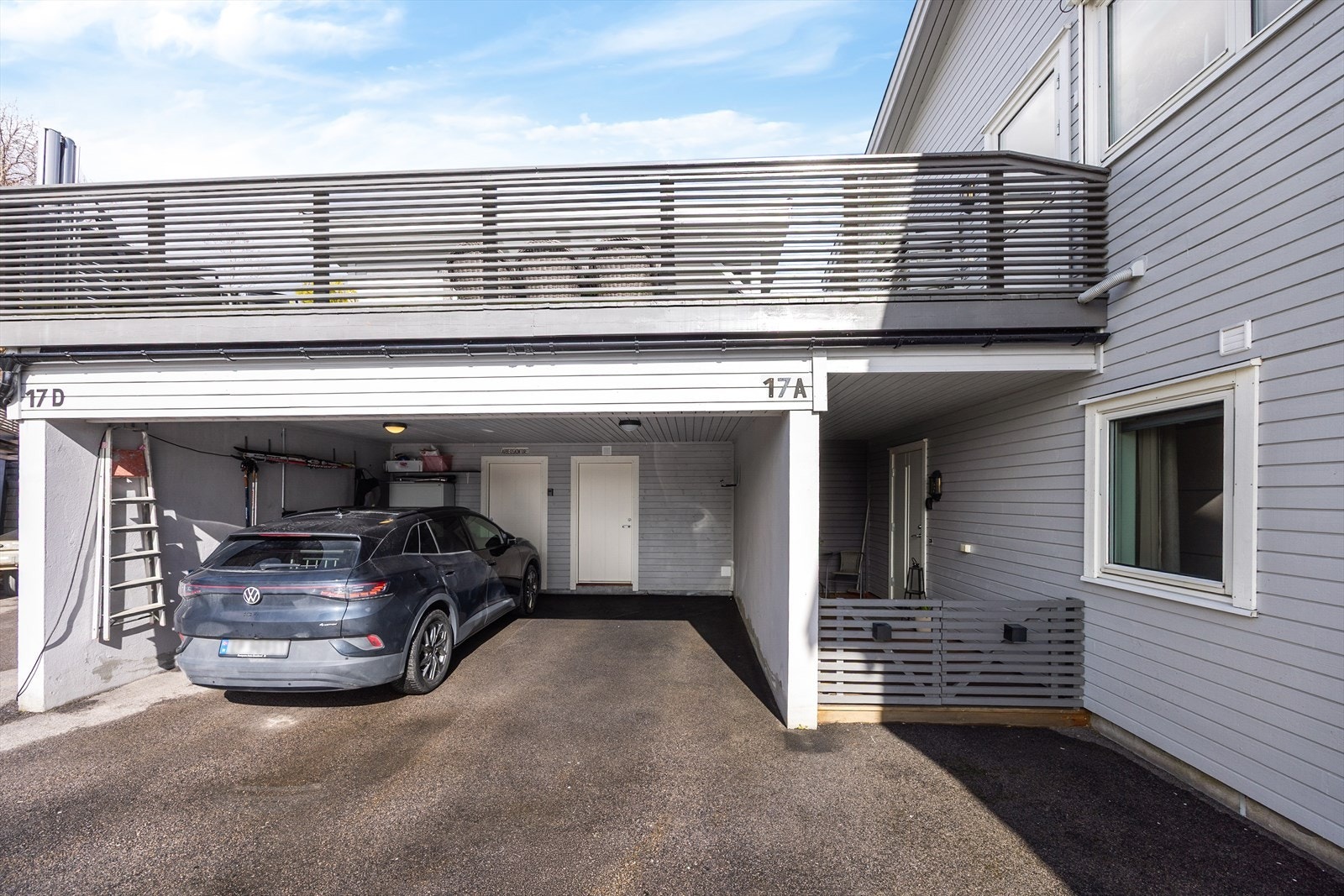 Leiligheten har parkering til en bil i carport med tilliggende sportsbod med lagringsplass. Galleribilde