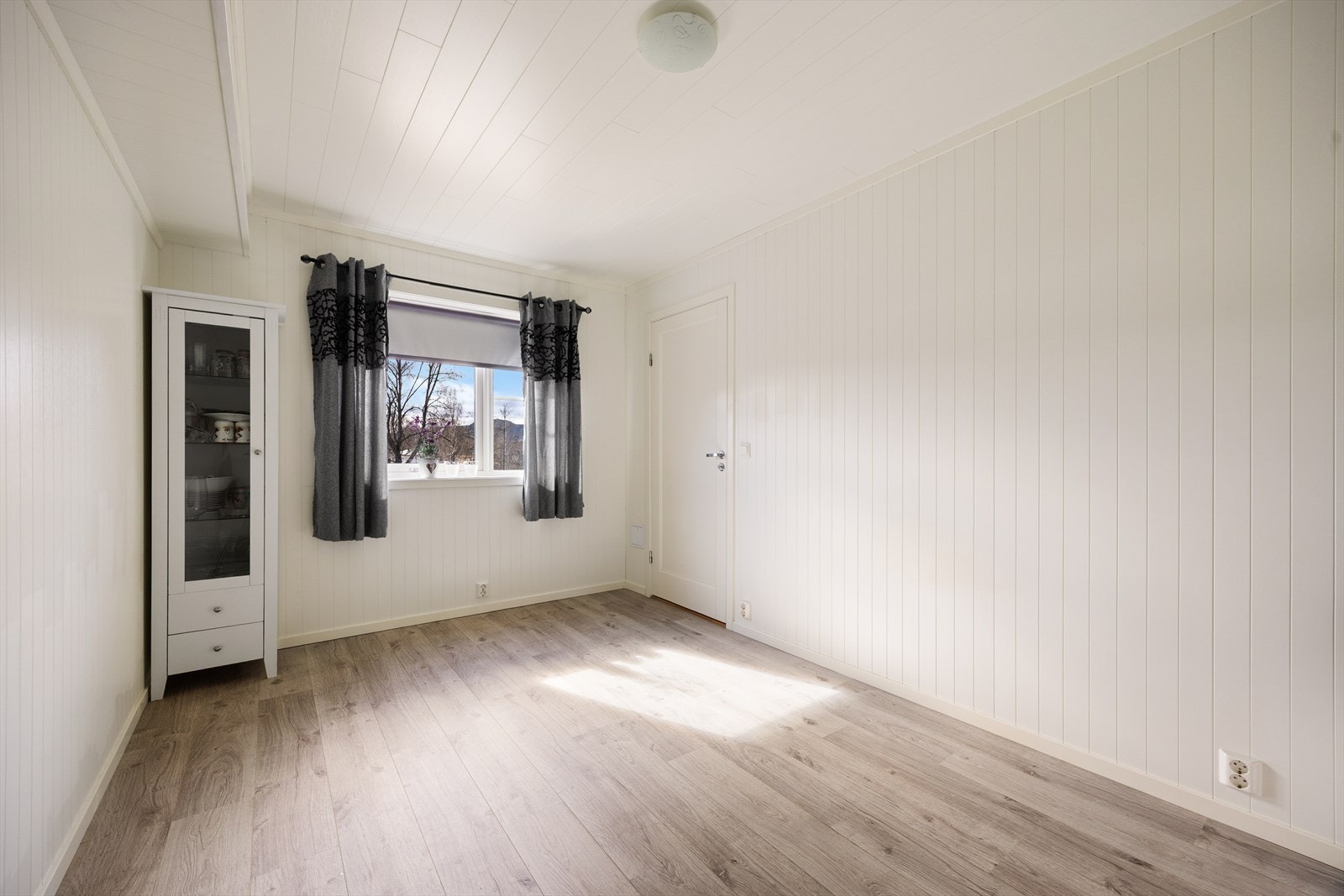 Overflater består av laminat på gulv, mdf- panel på vegg samt i himling. Galleribilde
