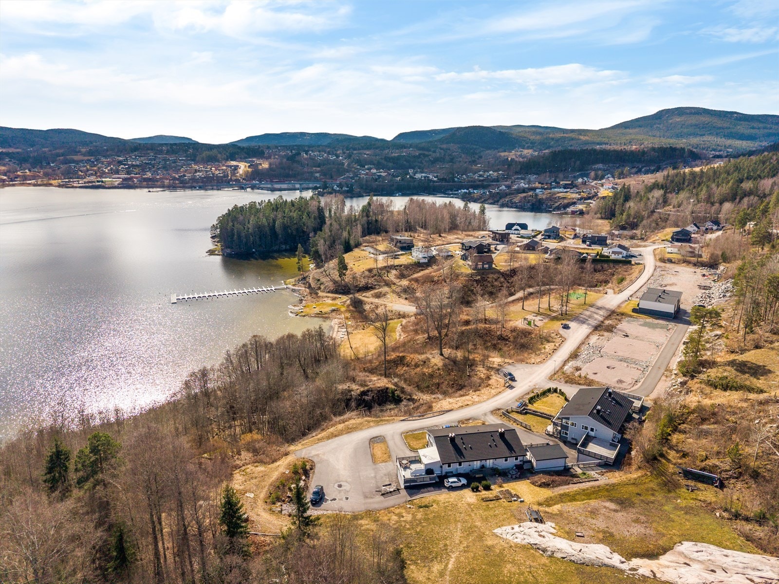 Fra leiligheten er det kort vei inn til Ulefoss sentrum med butikker og servicetilbud. Galleribilde