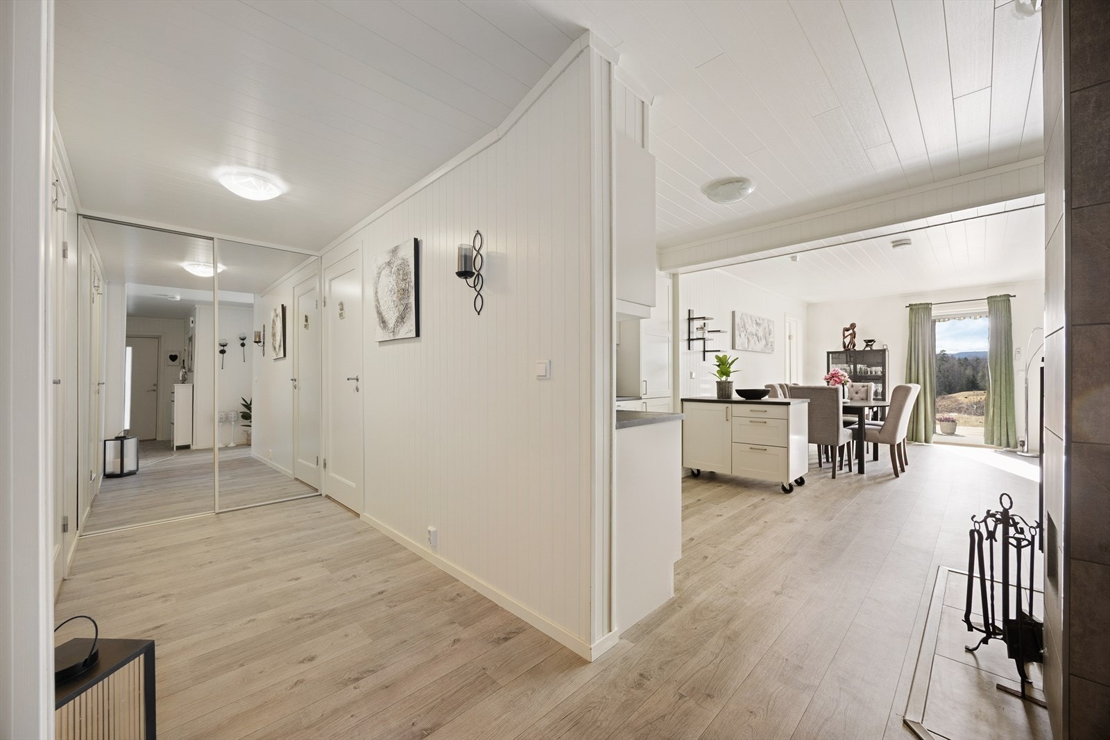 I gangen er det praktisk skyvedørsgarderobe med god oppbevaringsplass. Galleribilde