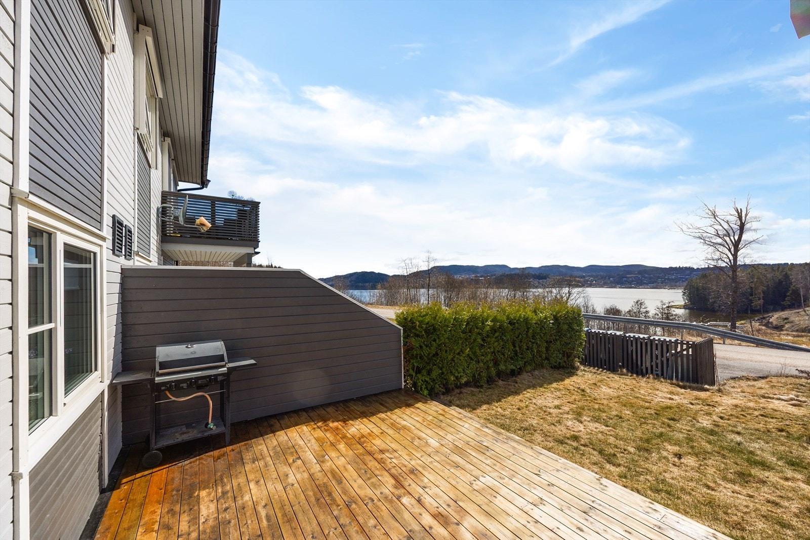 Fra terrassen har man flott og idyllisk utsikt mot Norsjø! Galleribilde