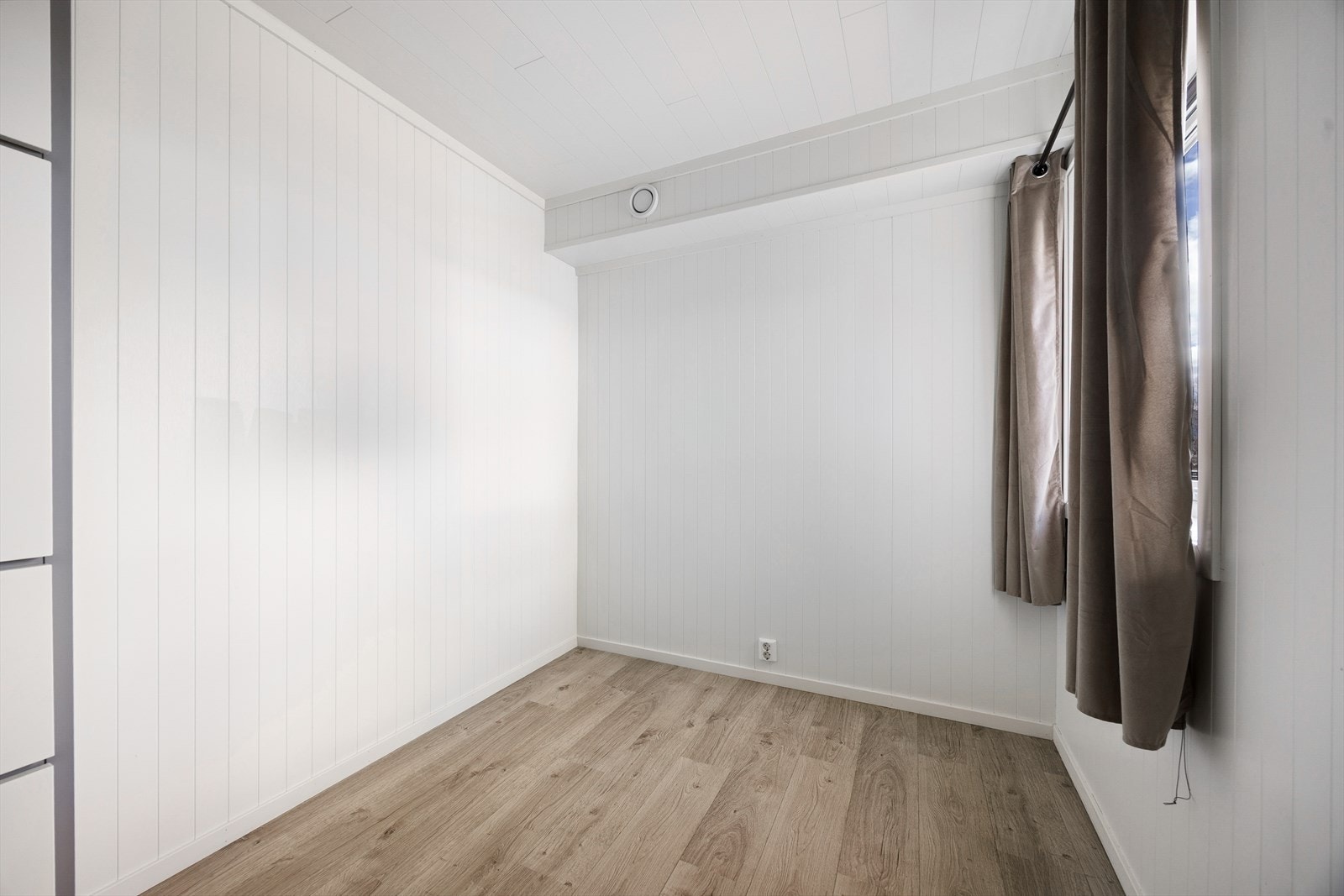 Leiligheten har to lyse og fine soverom med god plass til seng og garderobeløsning. Galleribilde