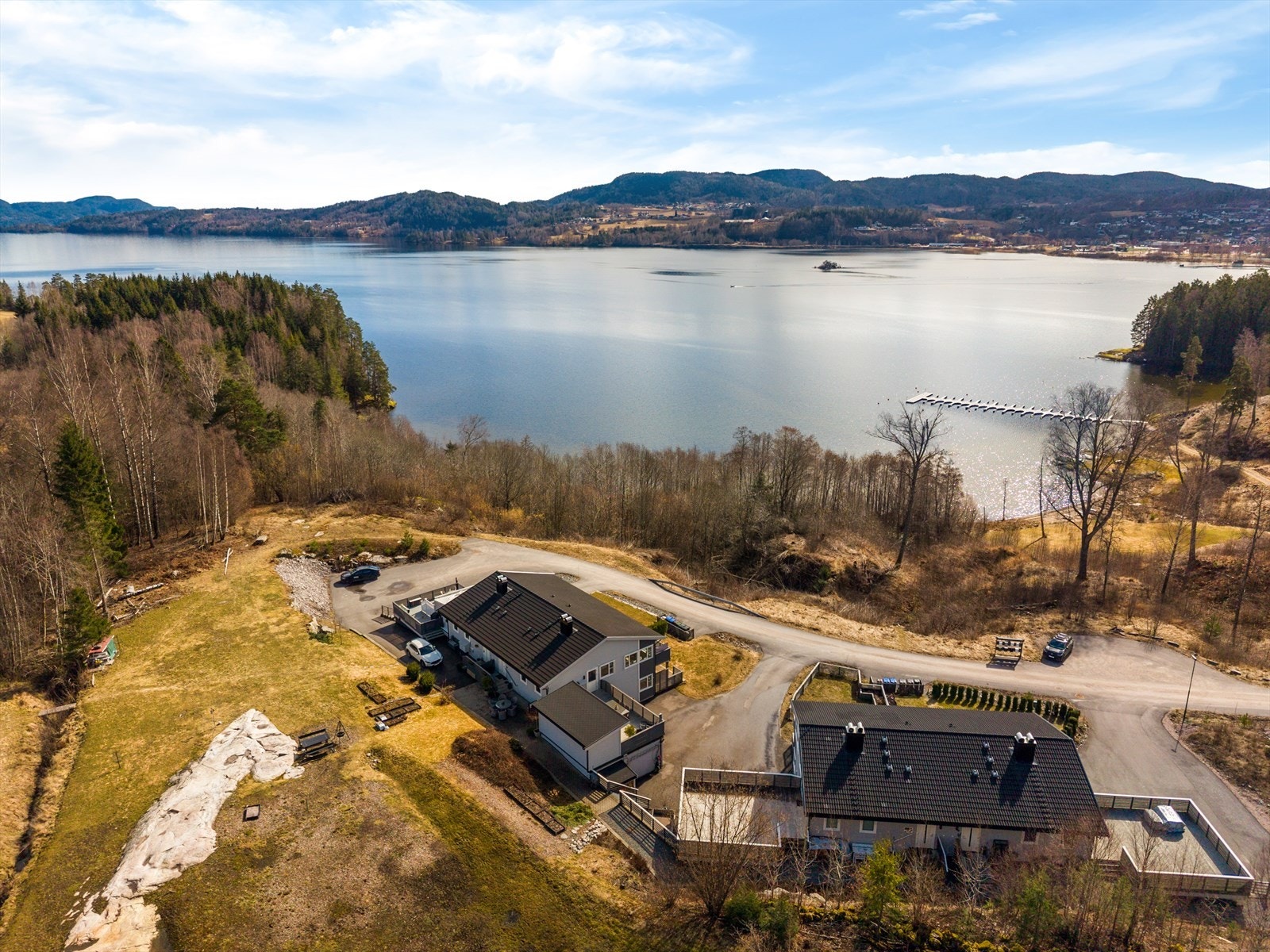 Kun en liten gåtur unna boligfeltet ligger Norsjø Golfklubb idyllisk til med sin 18-hulls-golfbane. Fine turområder i nærheten og ikke minst Norsjø like ved. Galleribilde