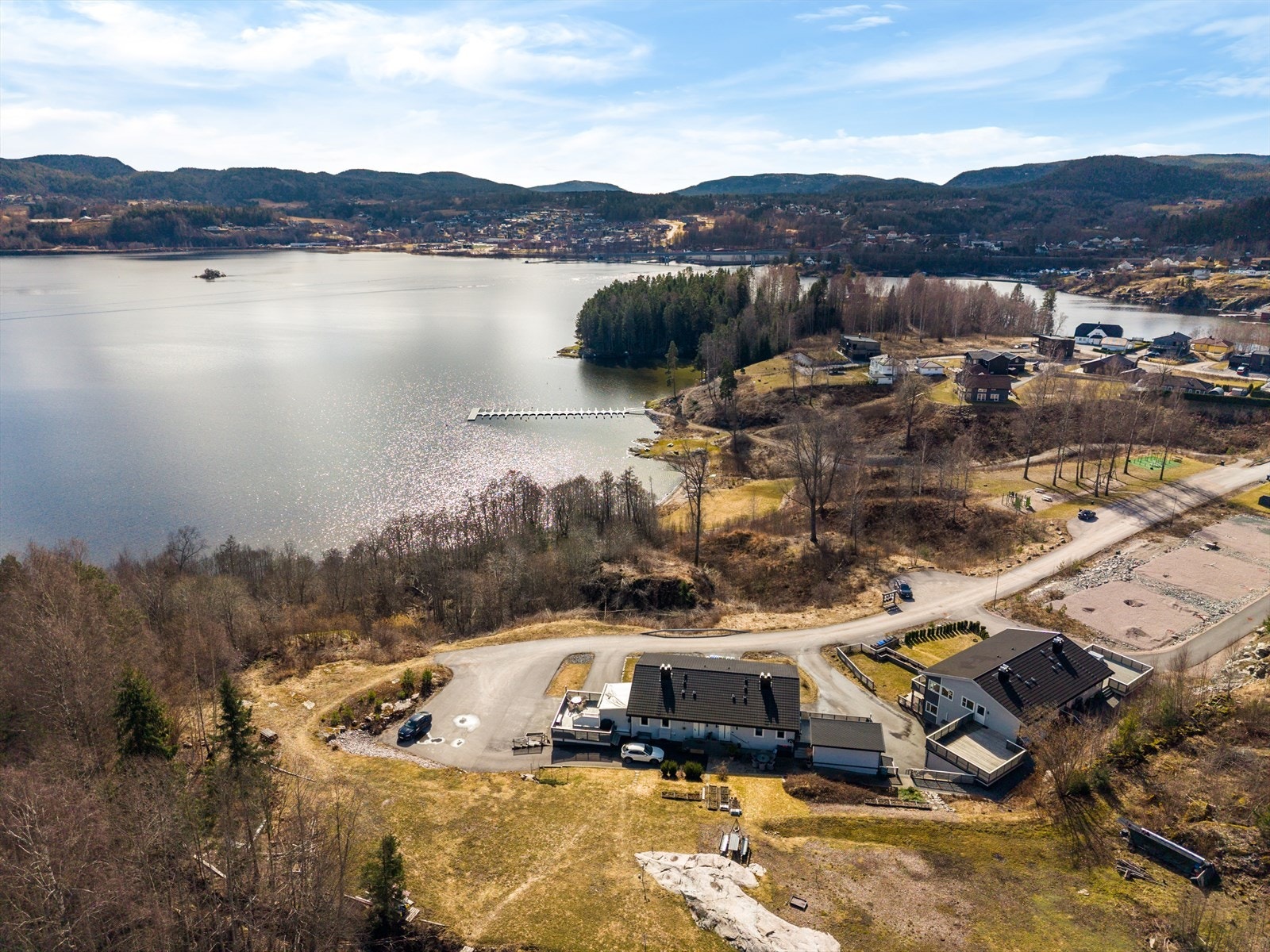Her bor man fint til med utsikt mot Norsjø og kort vei til Ulefoss sentrum. Galleribilde