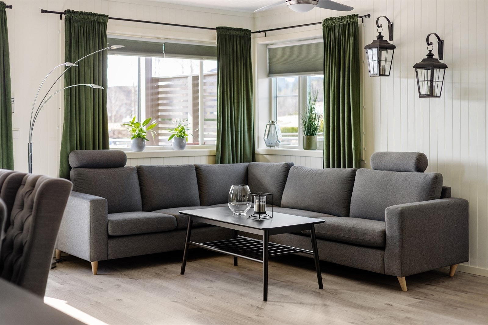 Stuen er romslig med god plass for både spisestue og sofagruppe. Galleribilde