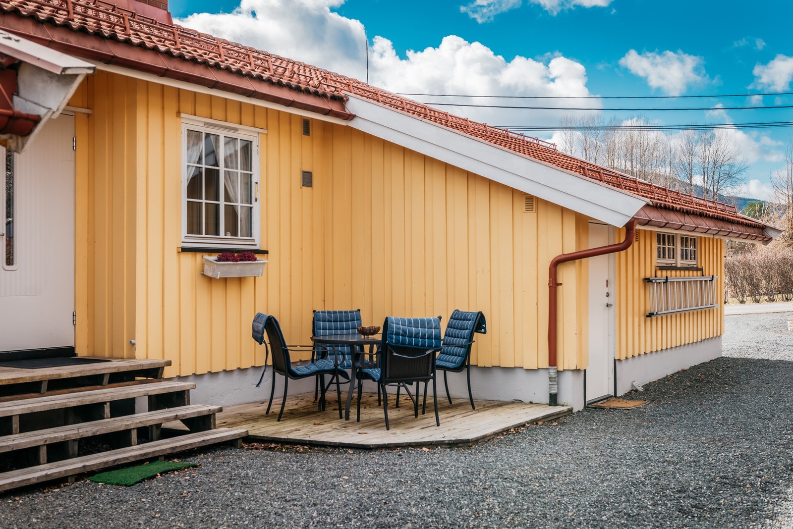 Uteplass ved inngangsparti. Galleribilde