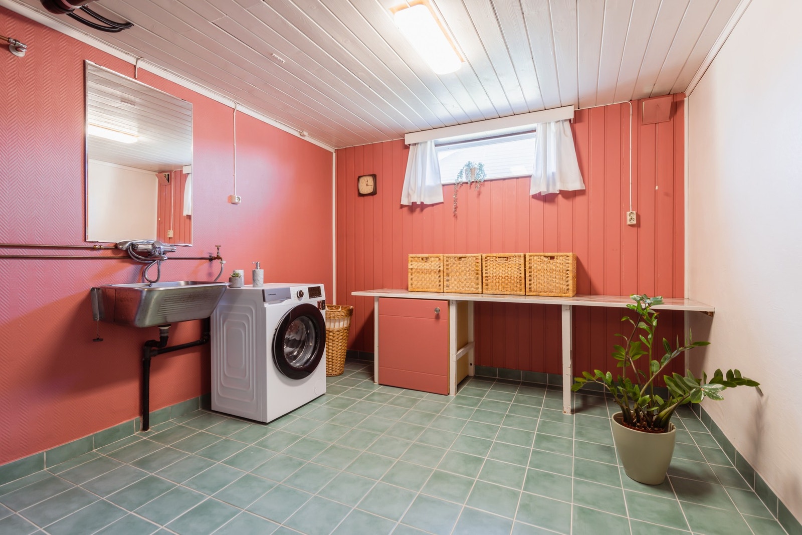 Stort vaskerom, med både dusj og toalett. Galleribilde