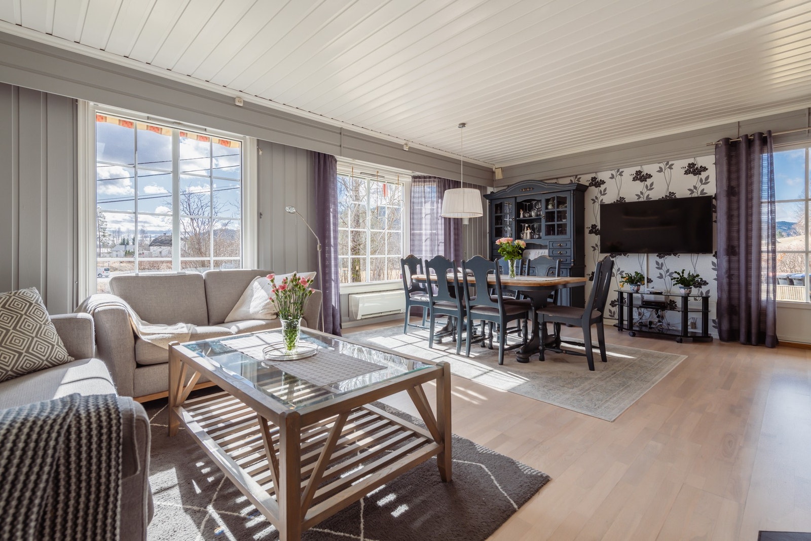 Stor vinkelstue med god møbleringsfrihet og mye naturlig lys. Galleribilde