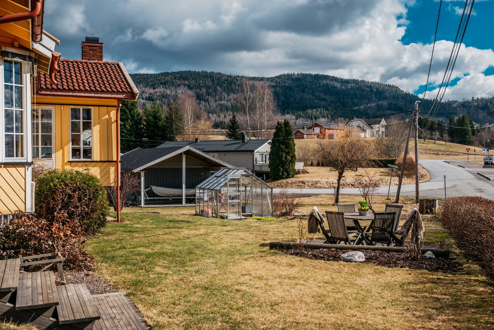 Tomten gir god boltreplass til både store og små, med flere hyggelig uteplasser. Galleribilde