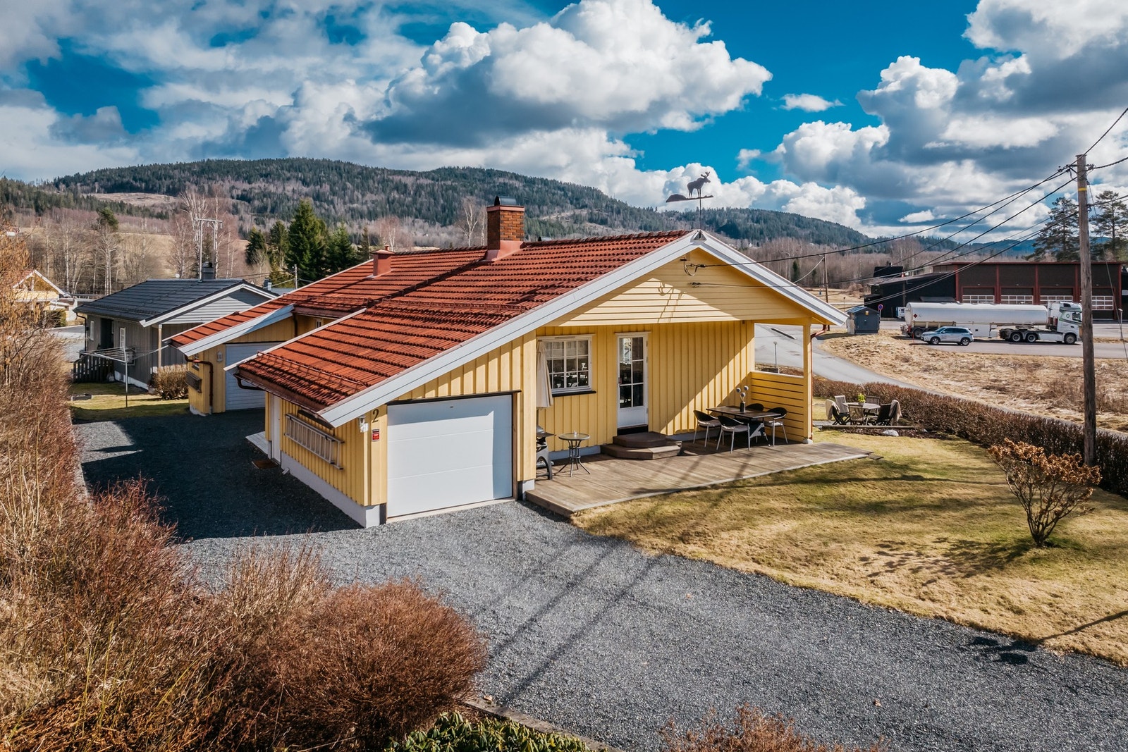Rikelig med parkeringsmuligheter på gruslagt gårdsplass og i integrert garasje. Galleribilde