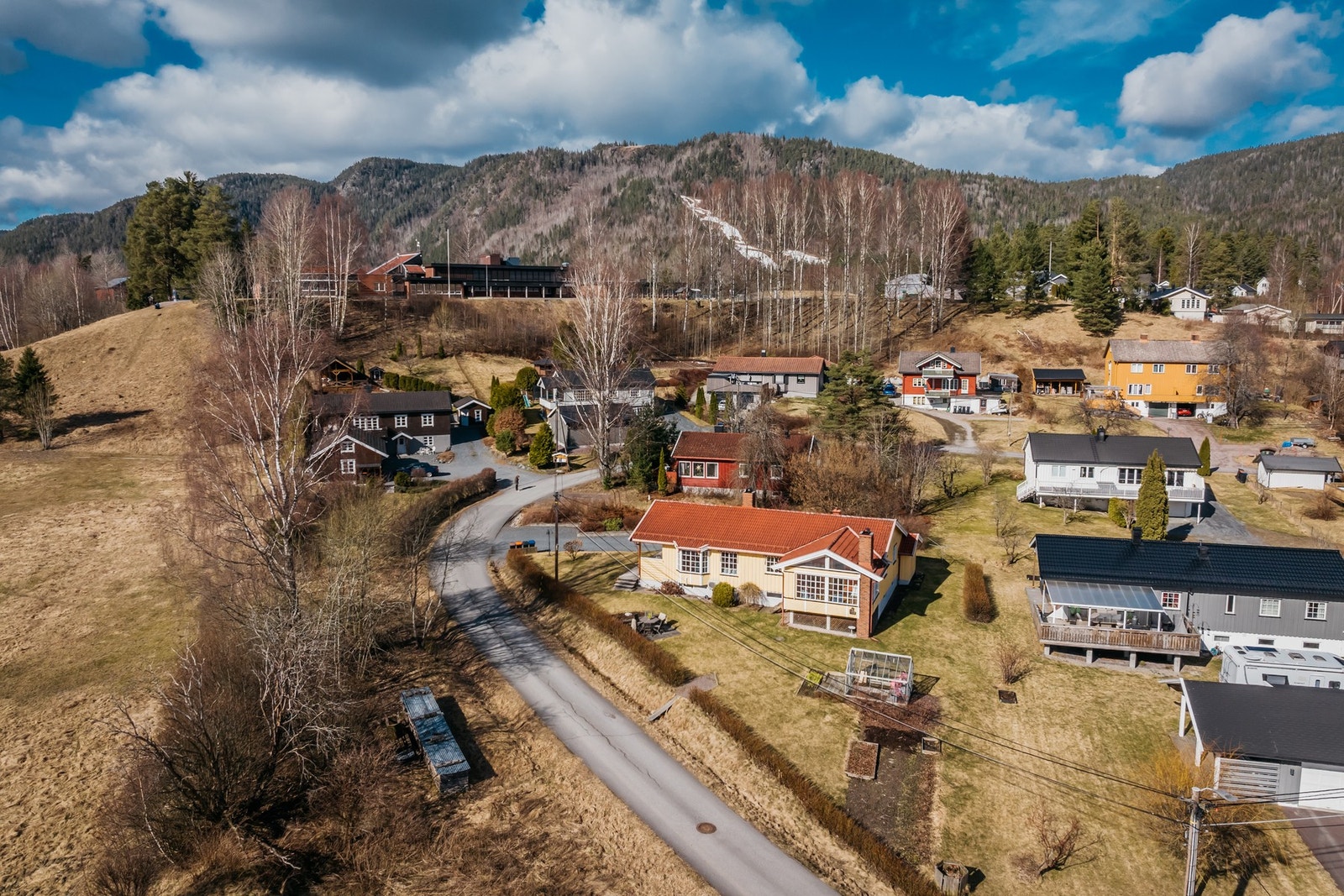 Svært barnevennlig boligområde med kort vei til både barnehage, barne- og ungdomsskole og idrettsanlegg. Galleribilde