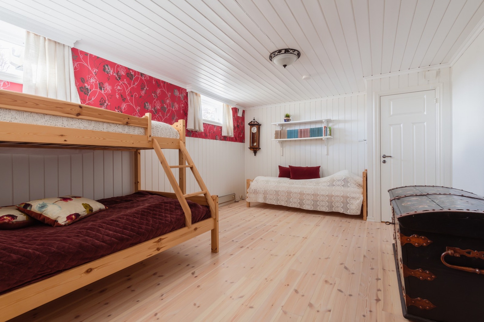I kjelleretasjen er det et innredet gjesterom (ikke omsøkt). Galleribilde