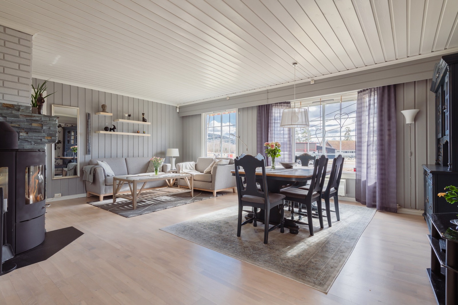 Stua er lys og innbydende. Galleribilde