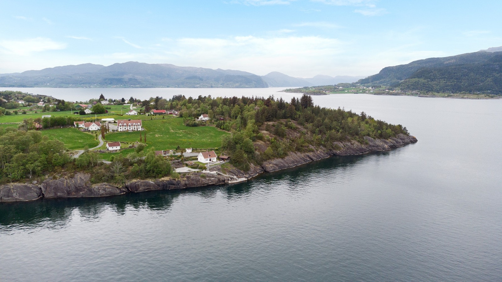 Eiendommen ligger flott til på idylliske Foldøy. Galleribilde