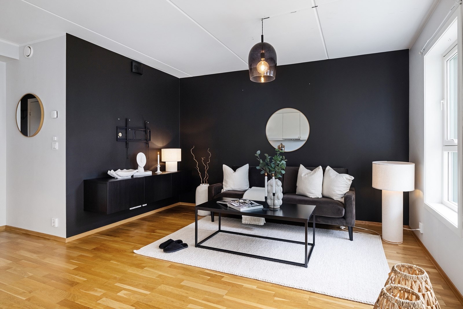 Stuen har god plass til en sofagruppe og mediemøbler. Galleribilde