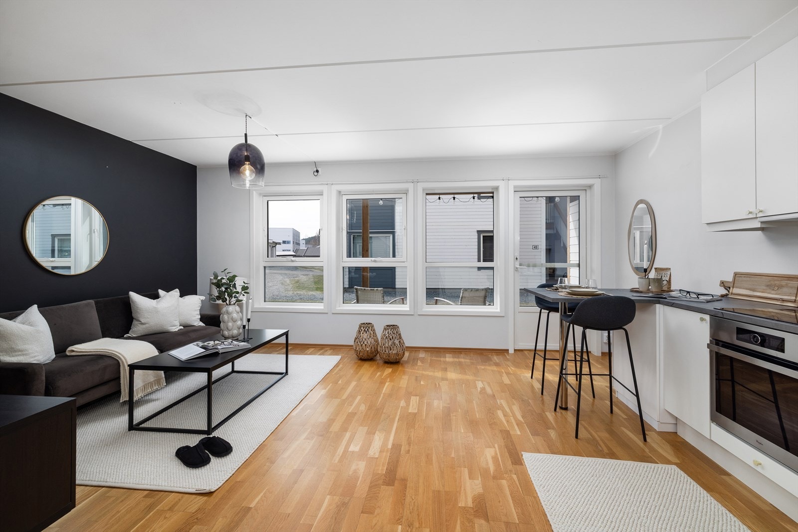 Fra stuen er det direkte utgang til en sydvendt, delvis overbygget terrasse på cirka 6,5 m². Galleribilde