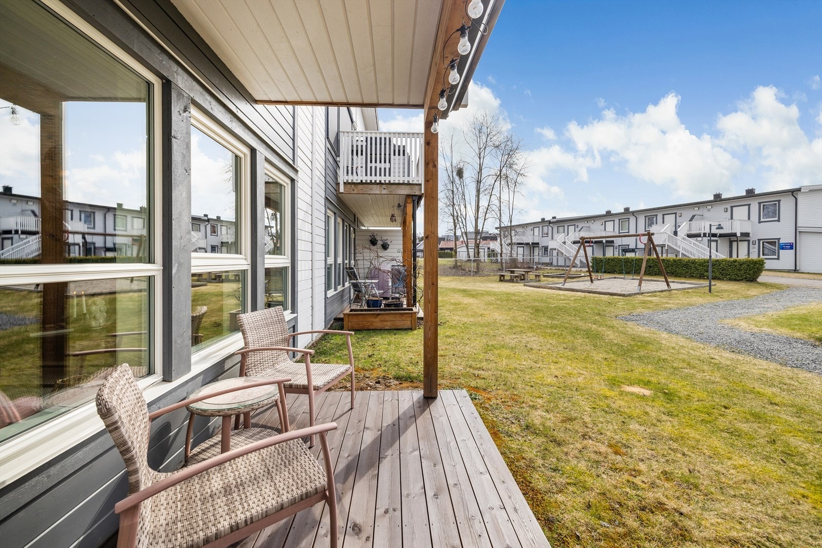 Den sydvendte uteplassen har god plass til en sittegruppe og vender ut mot fellesarealene. Galleribilde