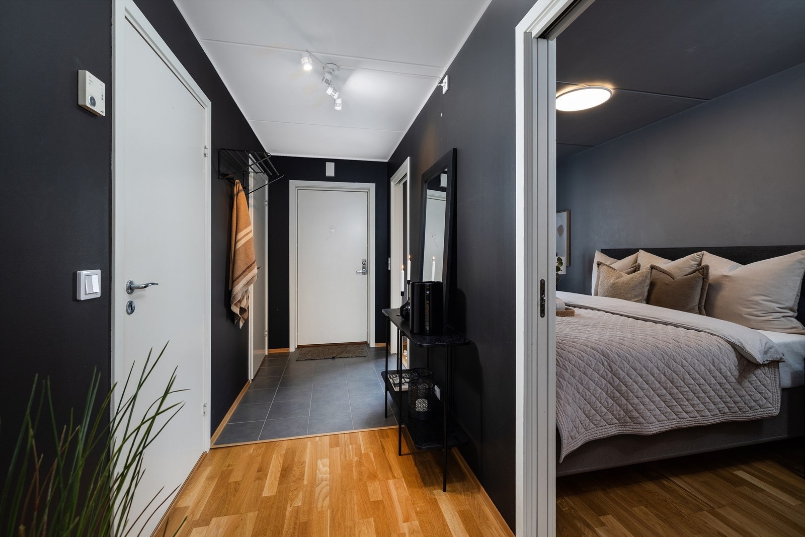 I gangen finner du også styrepanelet for boligens balanserte ventilasjonsanlegg. Galleribilde