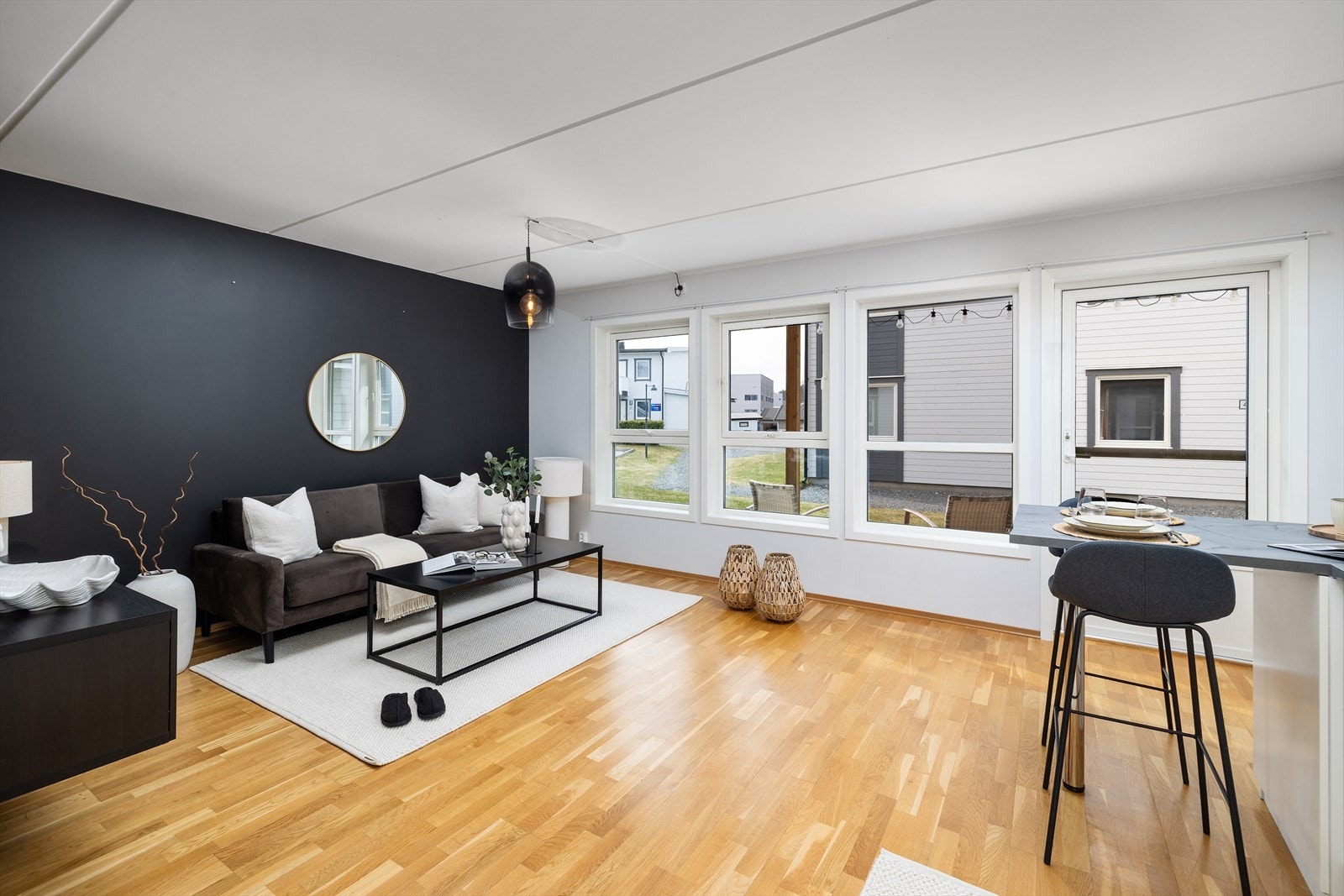 Parkett på gulv og malte, glatte flater på veggene gir et helhetlig inntrykk. Galleribilde