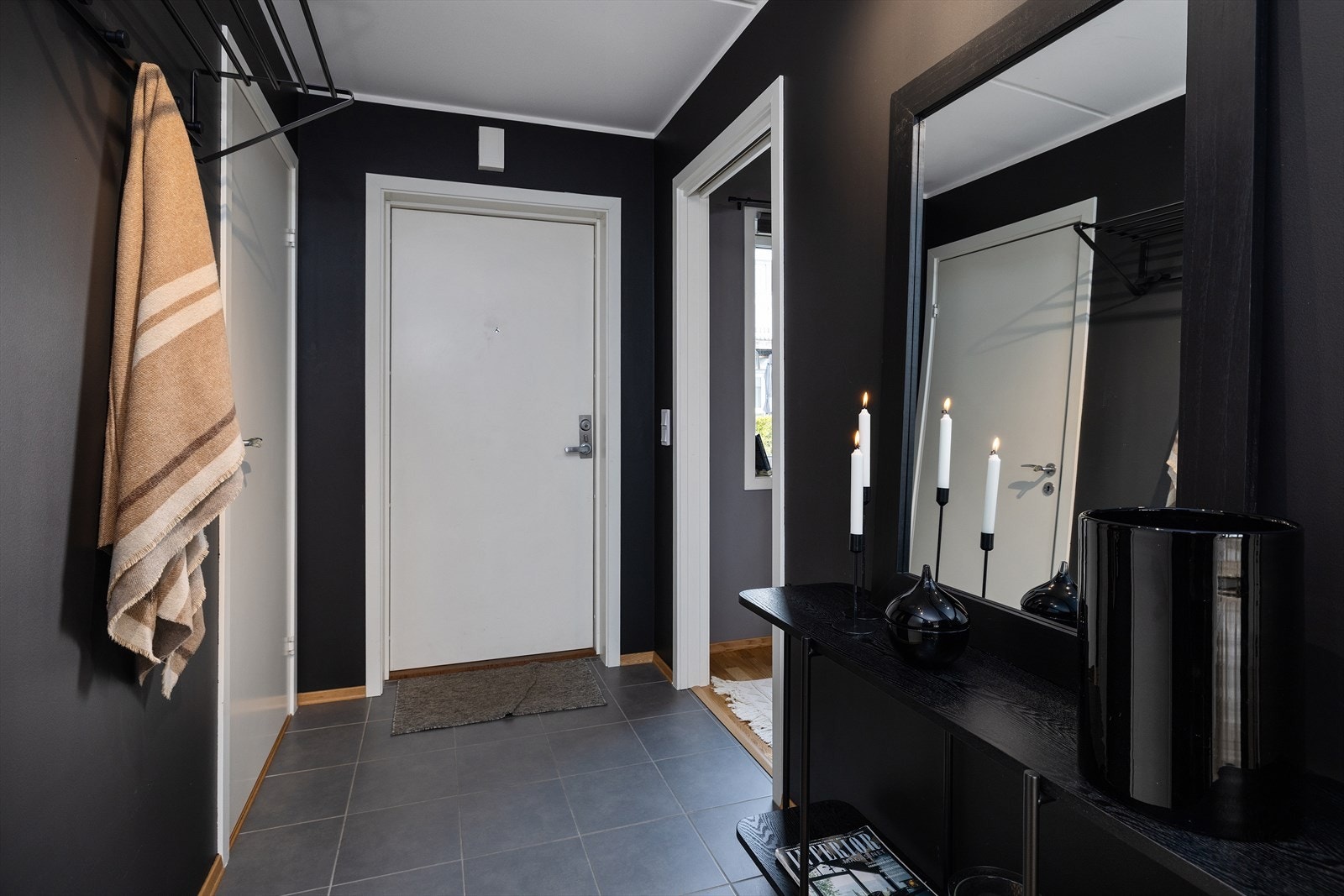 Entréen ønsker velkommen med flislagt gulv og praktisk vannbåren gulvvarme. Galleribilde