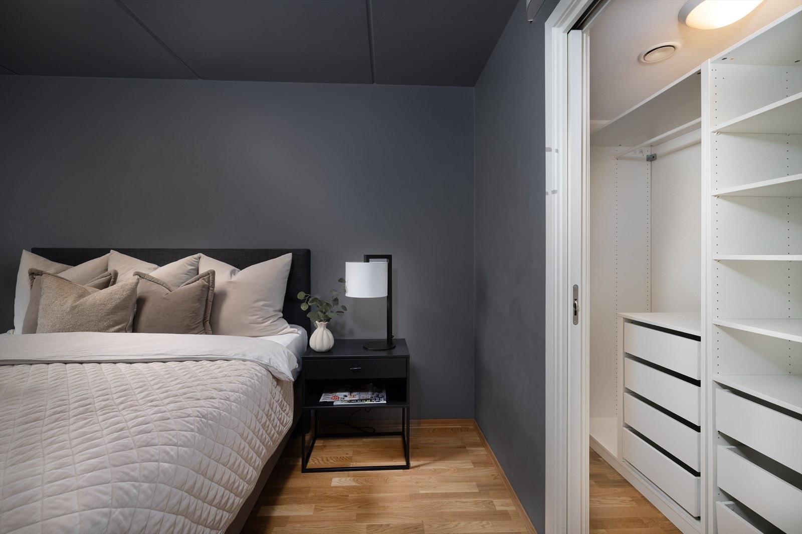 Soverommet har en praktisk skyvedør inn til en egen garderobe med innredning. Galleribilde