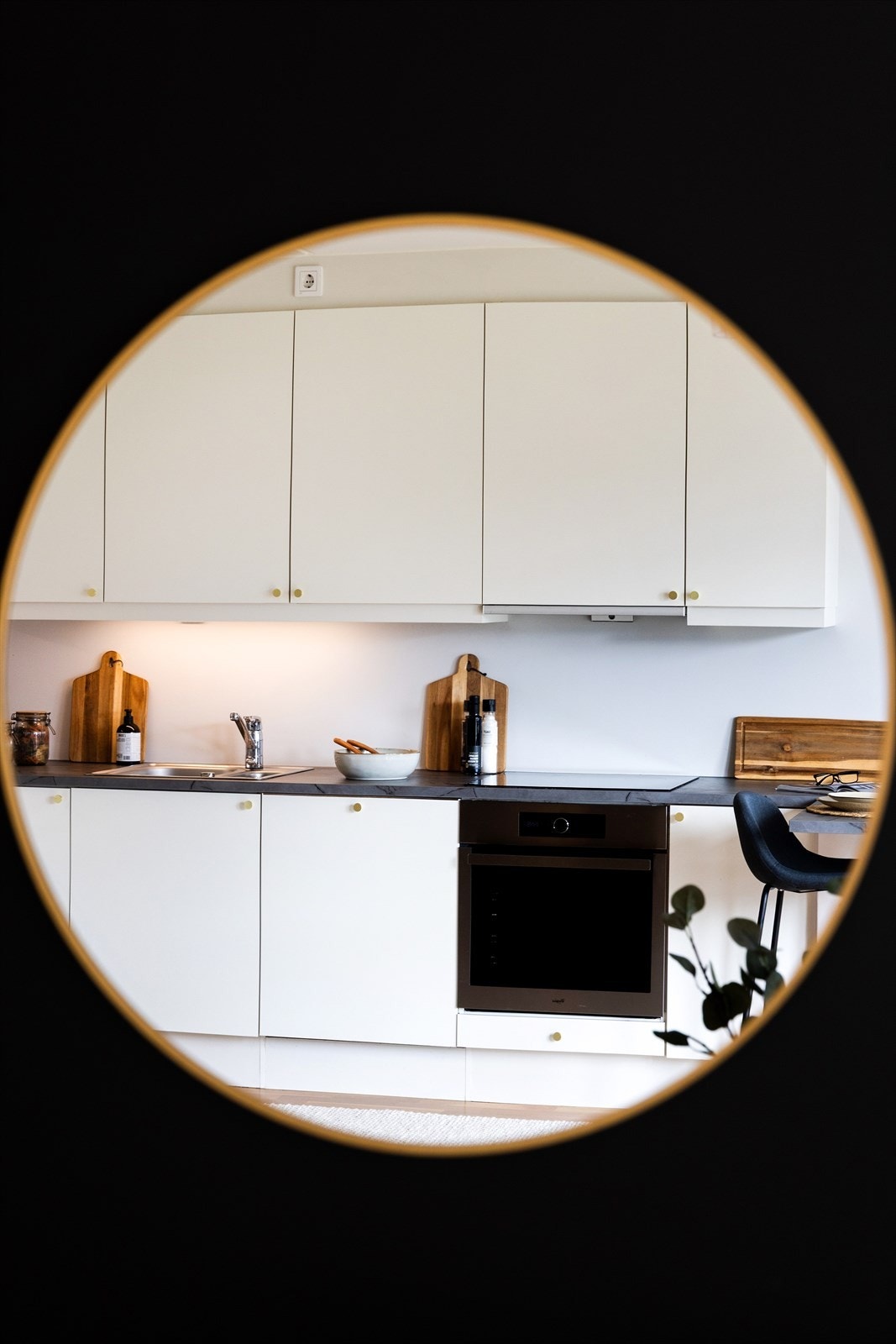 Gjennomtenkte detaljer og materialvalg i hele leiligheten. Galleribilde