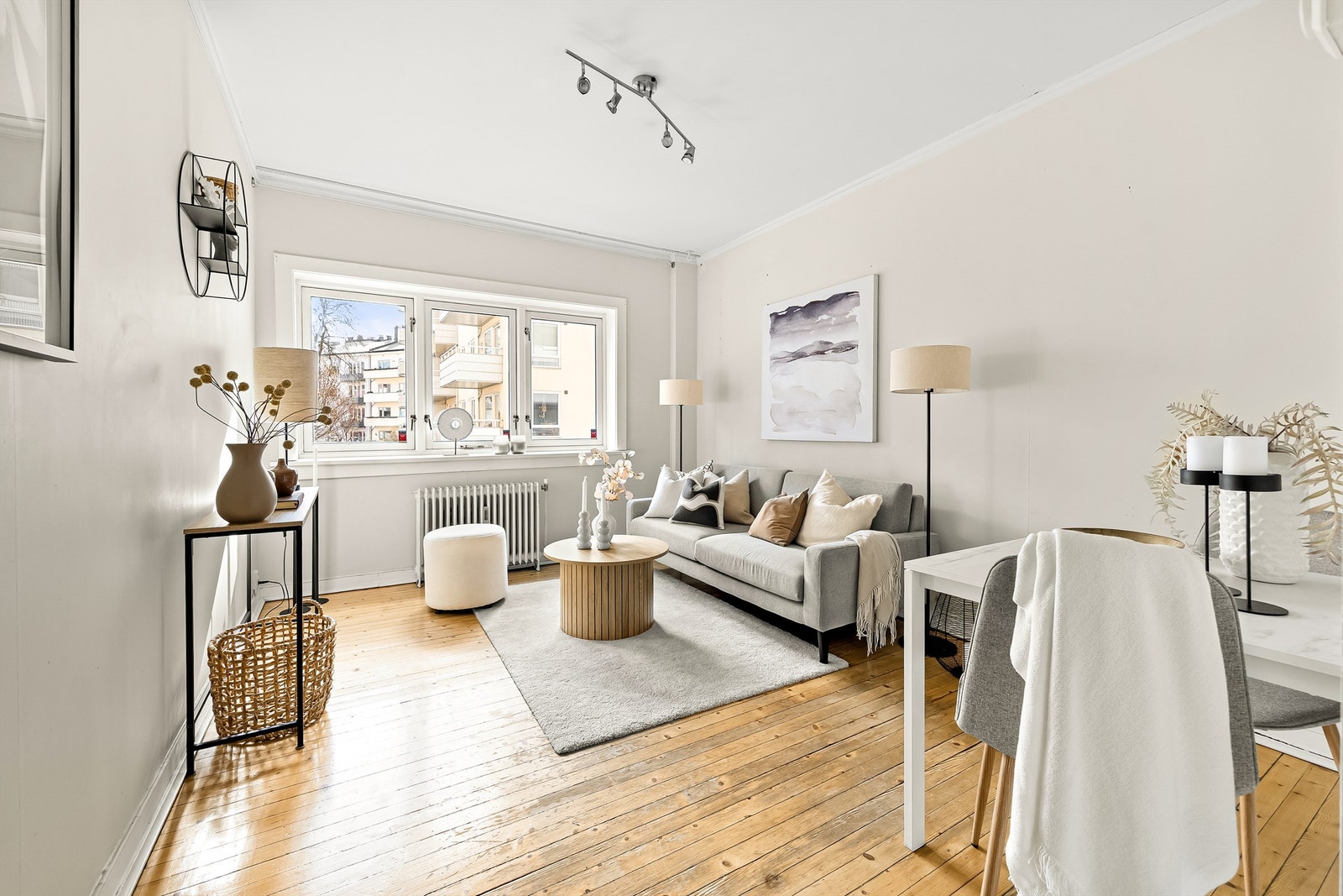Dette er en meget lys og smart leilighet beliggende i byggets 2. etasje med enkel heisadkomst. Foto: Marit Andersen. Galleribilde