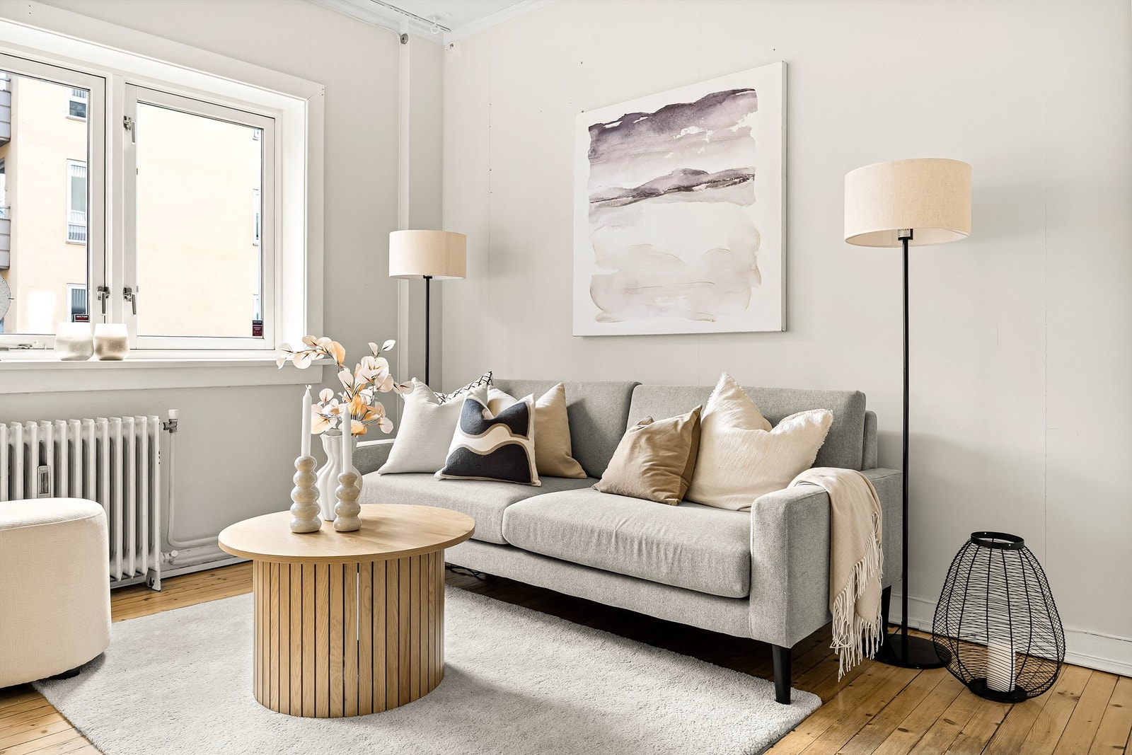 Stort vindu som slipper inn rikelig med naturlig lys, noe som skaper en lys og behagelig atmosfære. Galleribilde