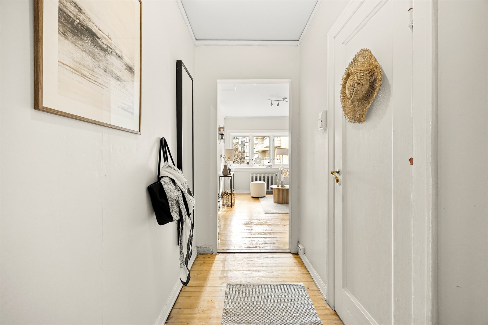 Lys og innbydende inngangsparti med plass til klesoppheng og oppbevaring av sko. Velkommen inn! Galleribilde