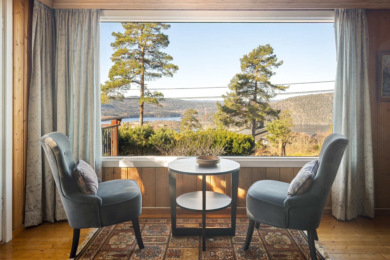 De store vinduene i stuen gir en panoramisk utsikt over Oslofjorden og det omkringliggende landskapet. Galleribilde