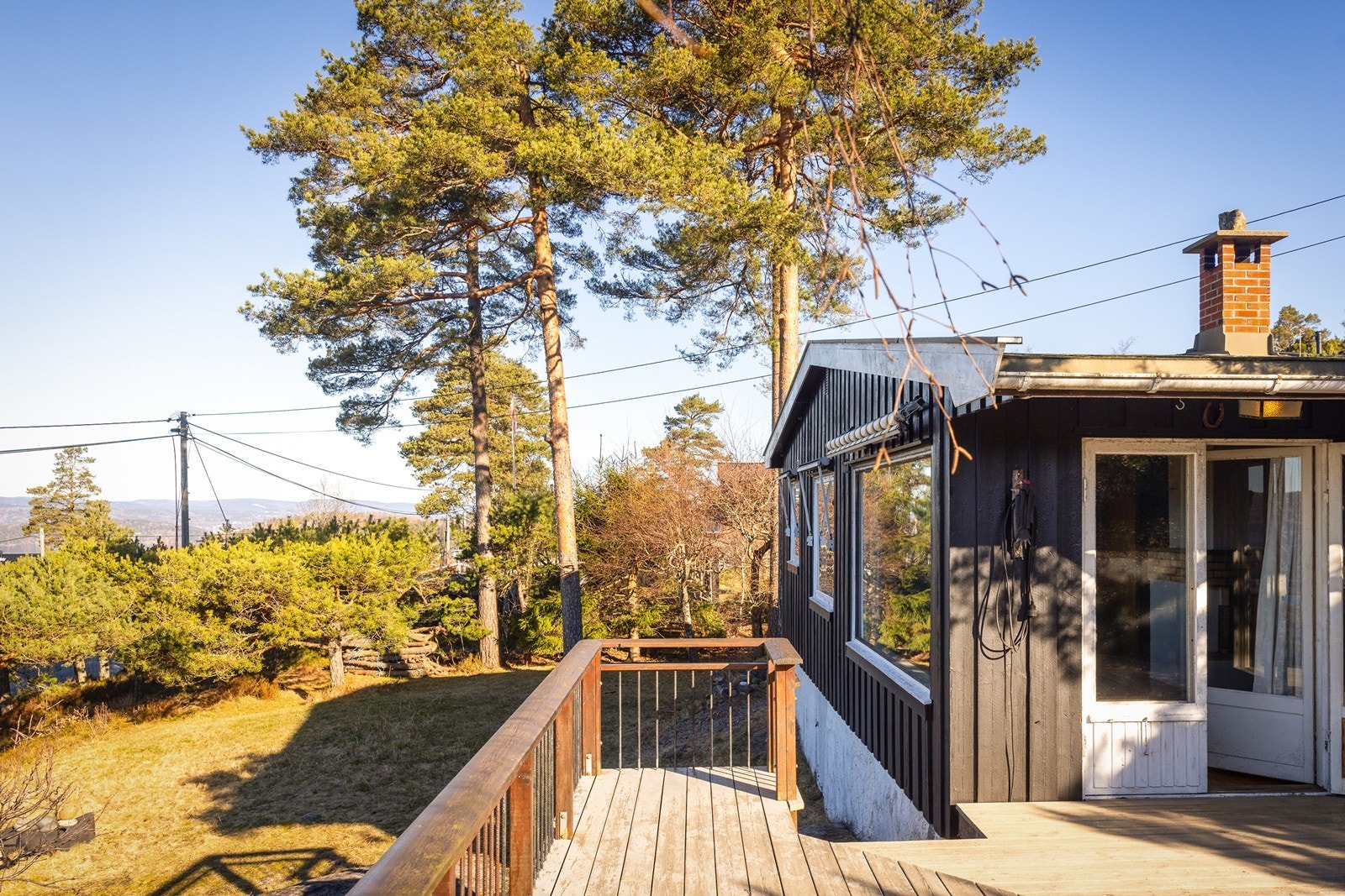 Fra hagen ser man hvordan terrassen er bygget for å maksimere utsikten og uteplassen. Galleribilde