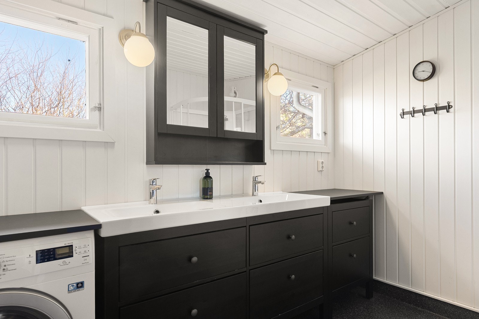 Badet har en praktisk dobbel servant med god oppbevaringsplass i skuffer. Galleribilde