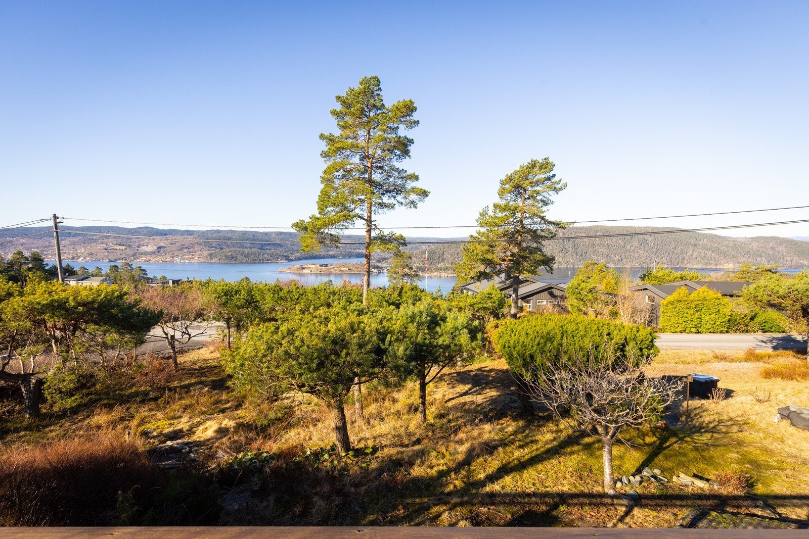 Beliggenheten gir en følelse av å være for seg selv, samtidig som man er en del av et etablert hytteområde. Galleribilde