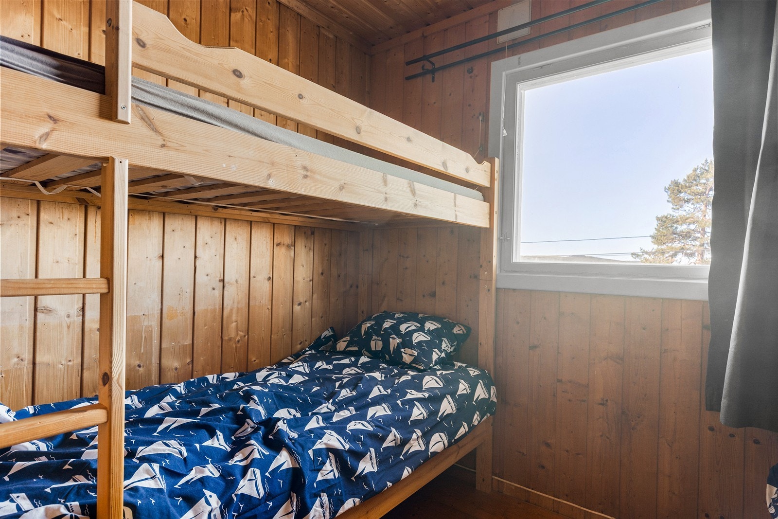 Et koselig rom med plass til flere overnattingsgjester. Galleribilde