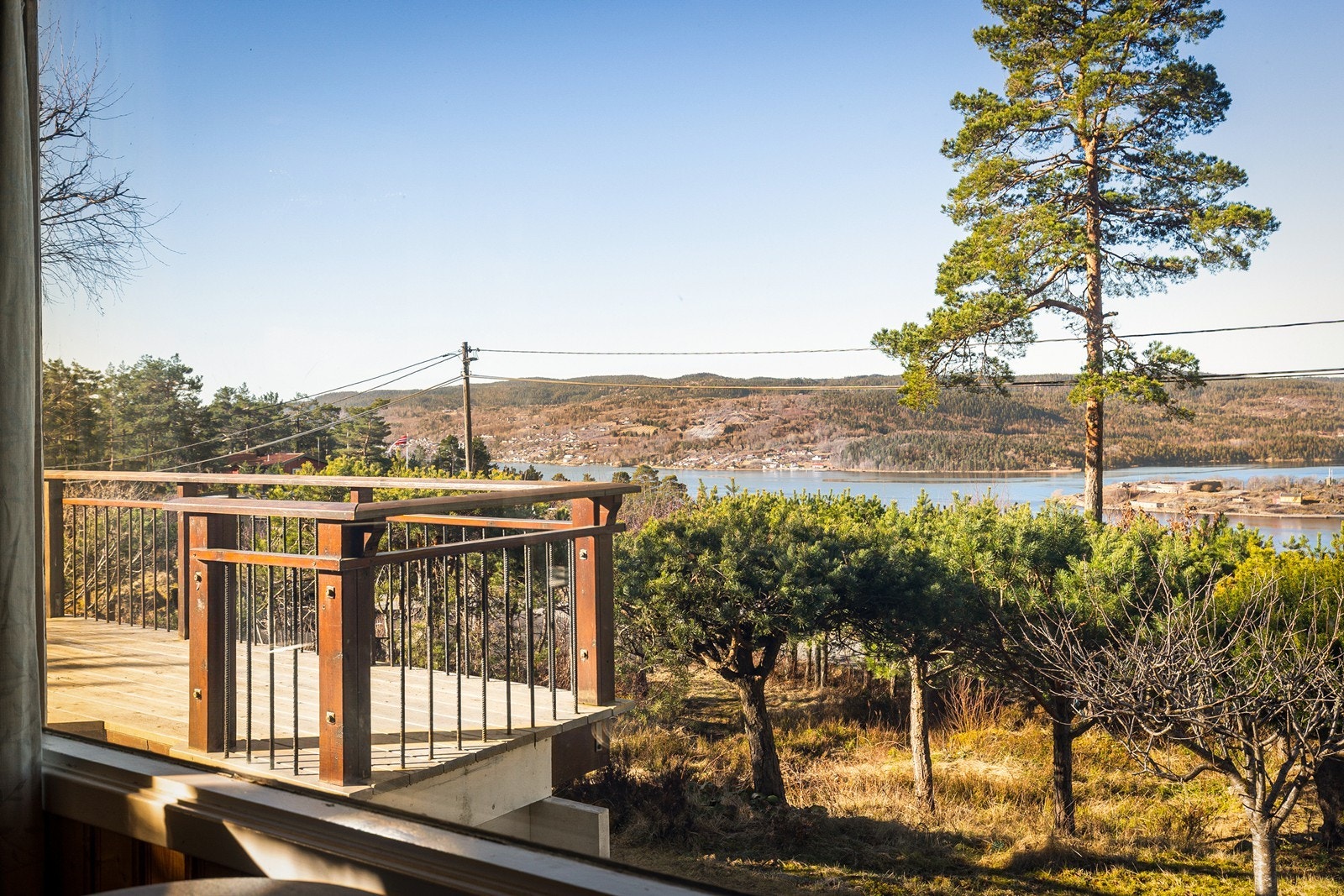 Med kun 410 meter i luftlinje til sjøen er veien kort til et forfriskende morgen- eller kveldsbad. Galleribilde