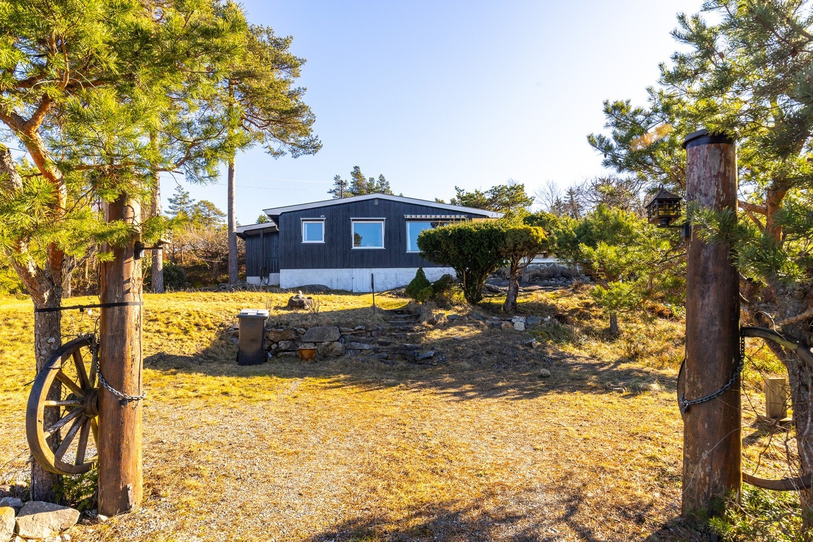 Velkommen til eiendommen via en sjarmerende innkjørsel rammet inn av naturelementer. Galleribilde