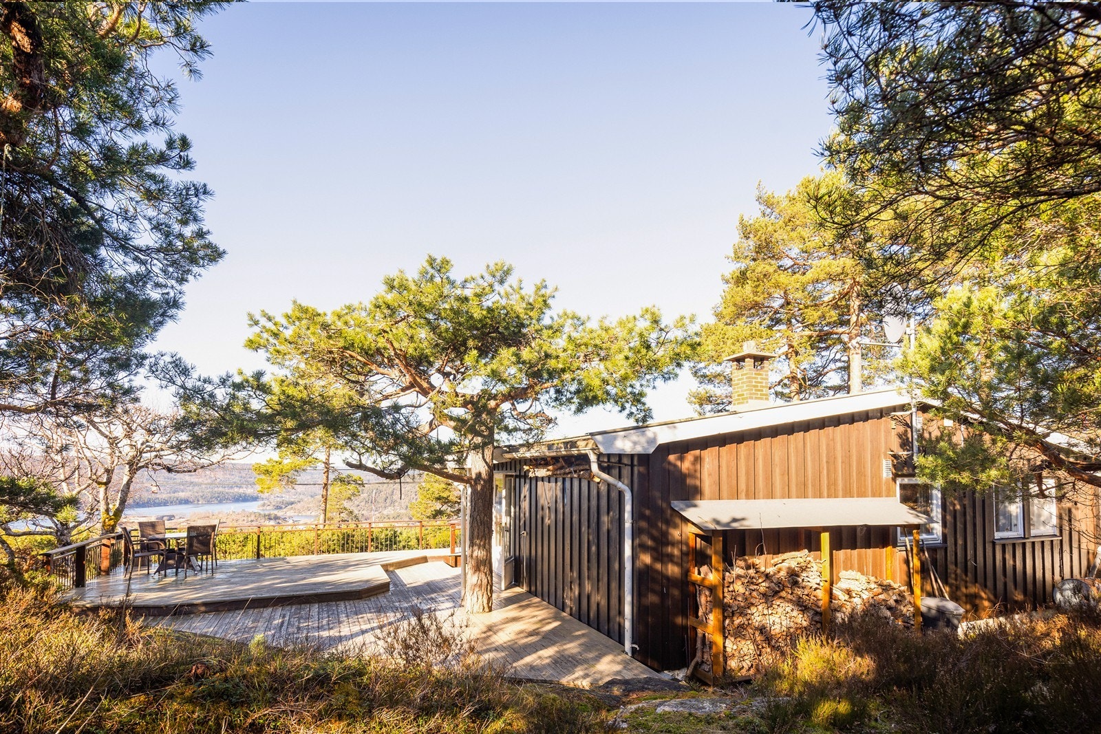 Den store terrassen og naturtomten gir rikelig med plass for uteliv og rekreasjon med utsikt over fjorden. Galleribilde