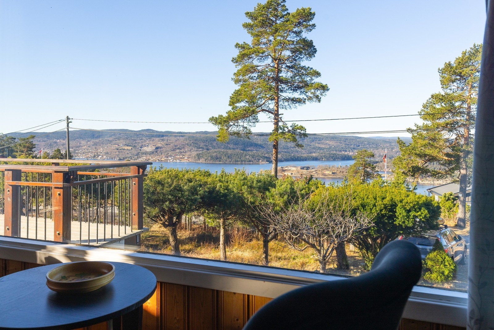 Utsikten er en integrert del av opplevelsen, også fra innsiden av hytta. Galleribilde