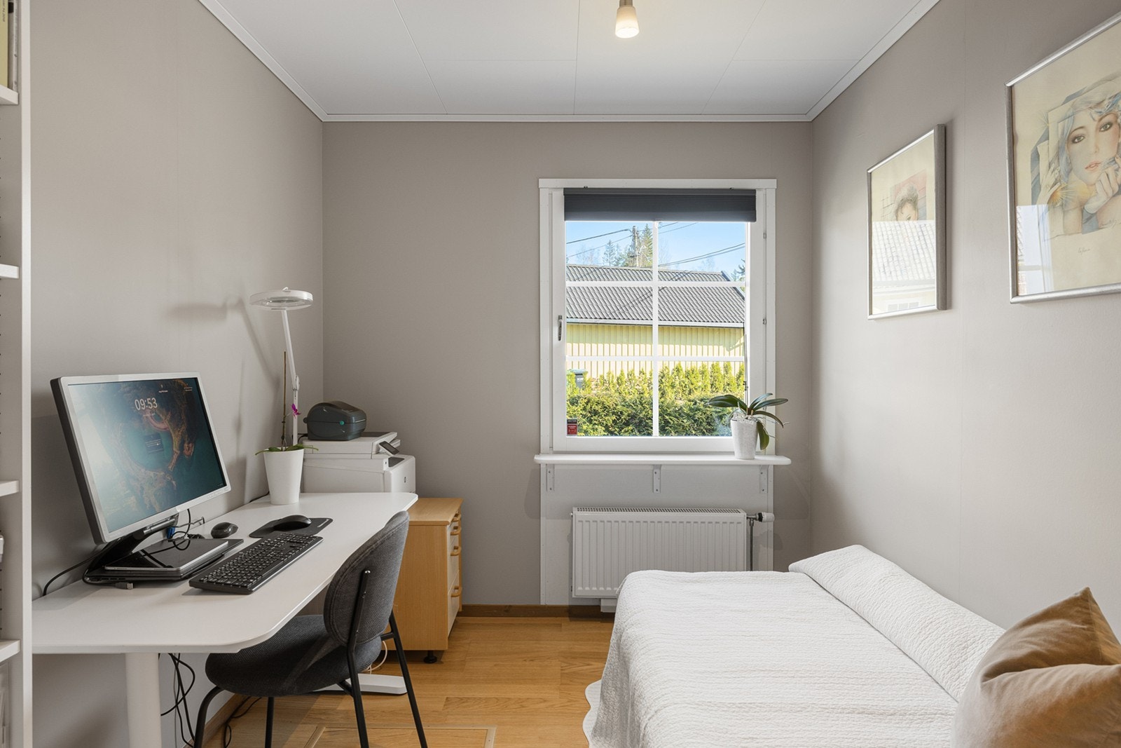 Det er plass til seng og eventuelt skrivebord, noe som gjør rommet velegnet som barnerom, gjesterom eller hjemmekontor. Galleribilde