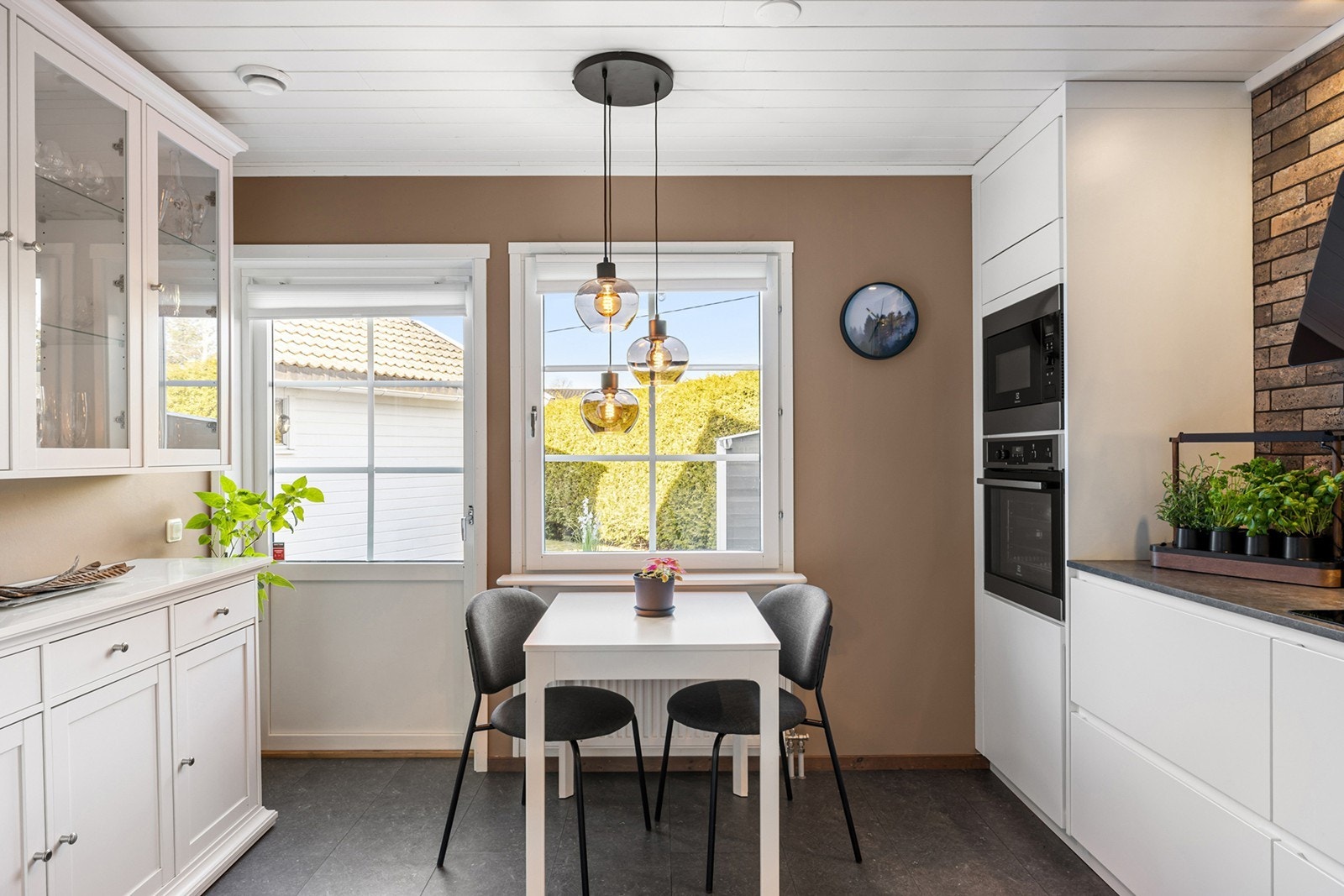 Fra kjøkkenet er det utgang til terrasse vendt mot vest - perfekt for ettermiddags- og kveldssol. Galleribilde